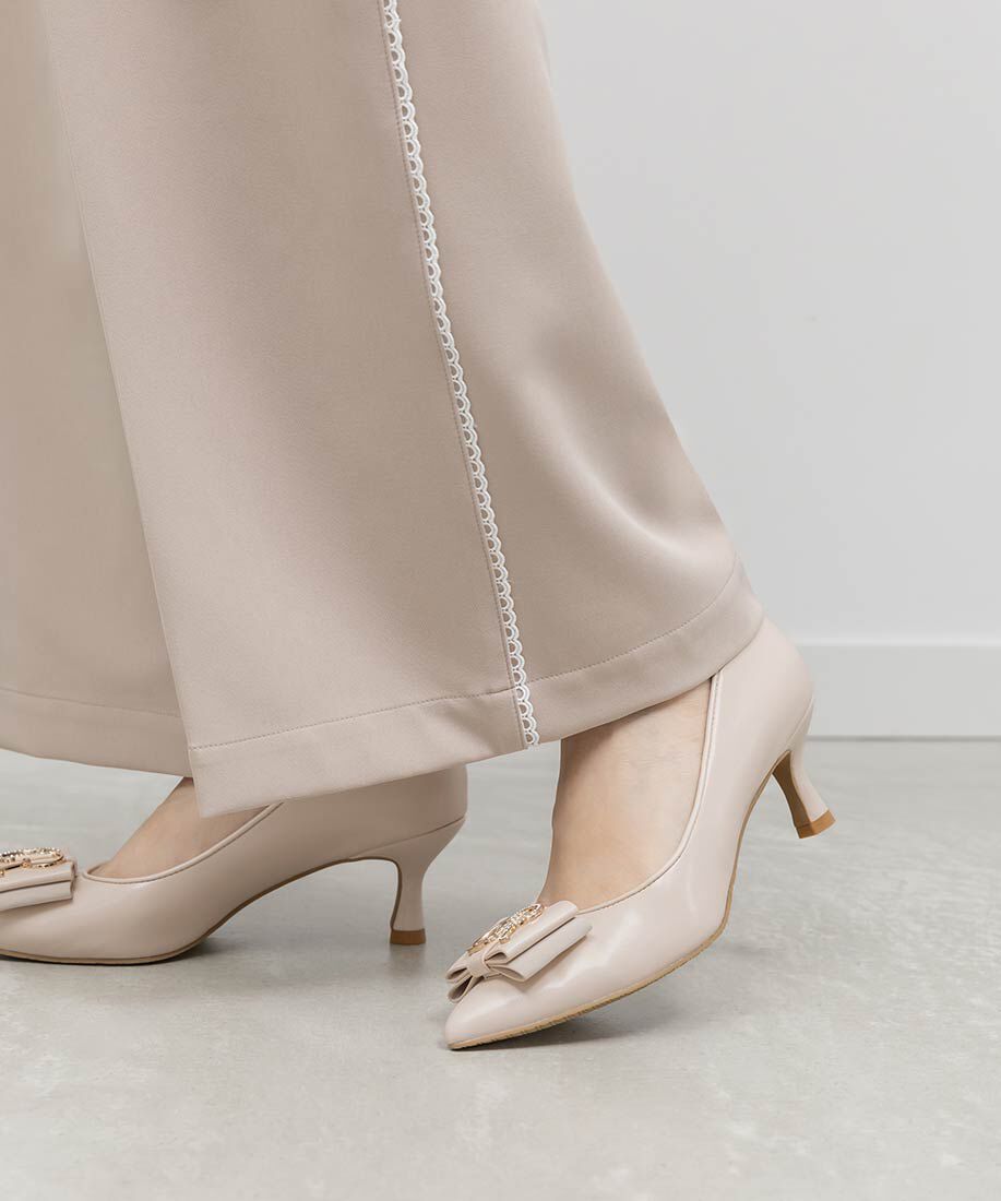  「【走れる美脚パンプス】ビジューモノグラムリボンフィットパンプス」|パンプス|