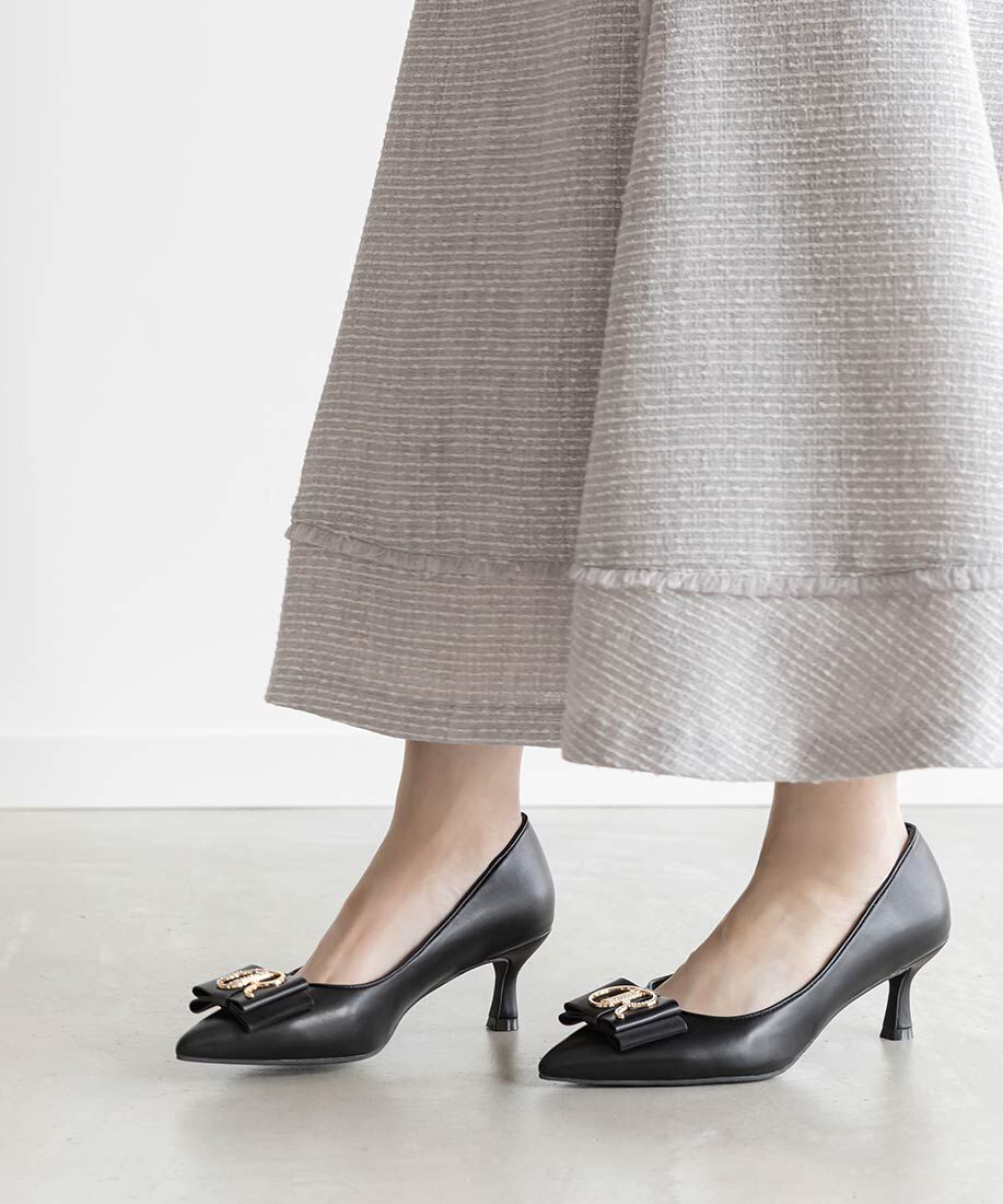  「【走れる美脚パンプス】ビジューモノグラムリボンフィットパンプス」|パンプス|