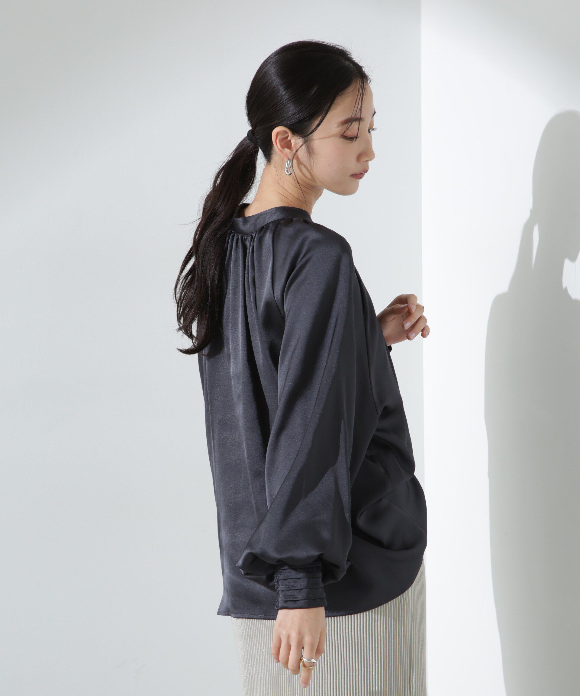 nano･universe「前後2WAYサテンドルマンギャザーブラウス（セットアップ可）」|シャツ・ブラウス|