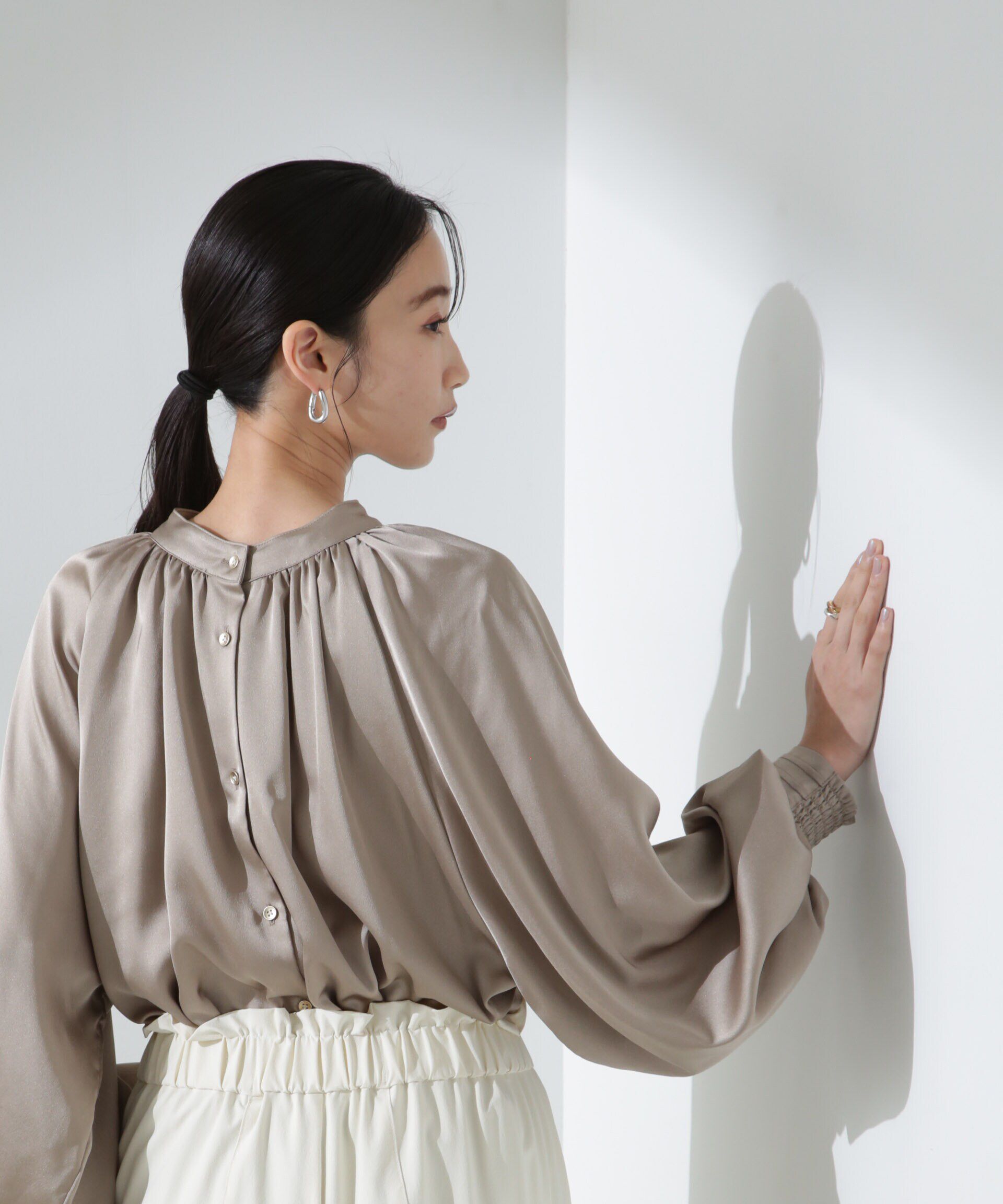 nano･universe「前後2WAYサテンドルマンギャザーブラウス（セットアップ可）」|シャツ・ブラウス|モカベージュ7