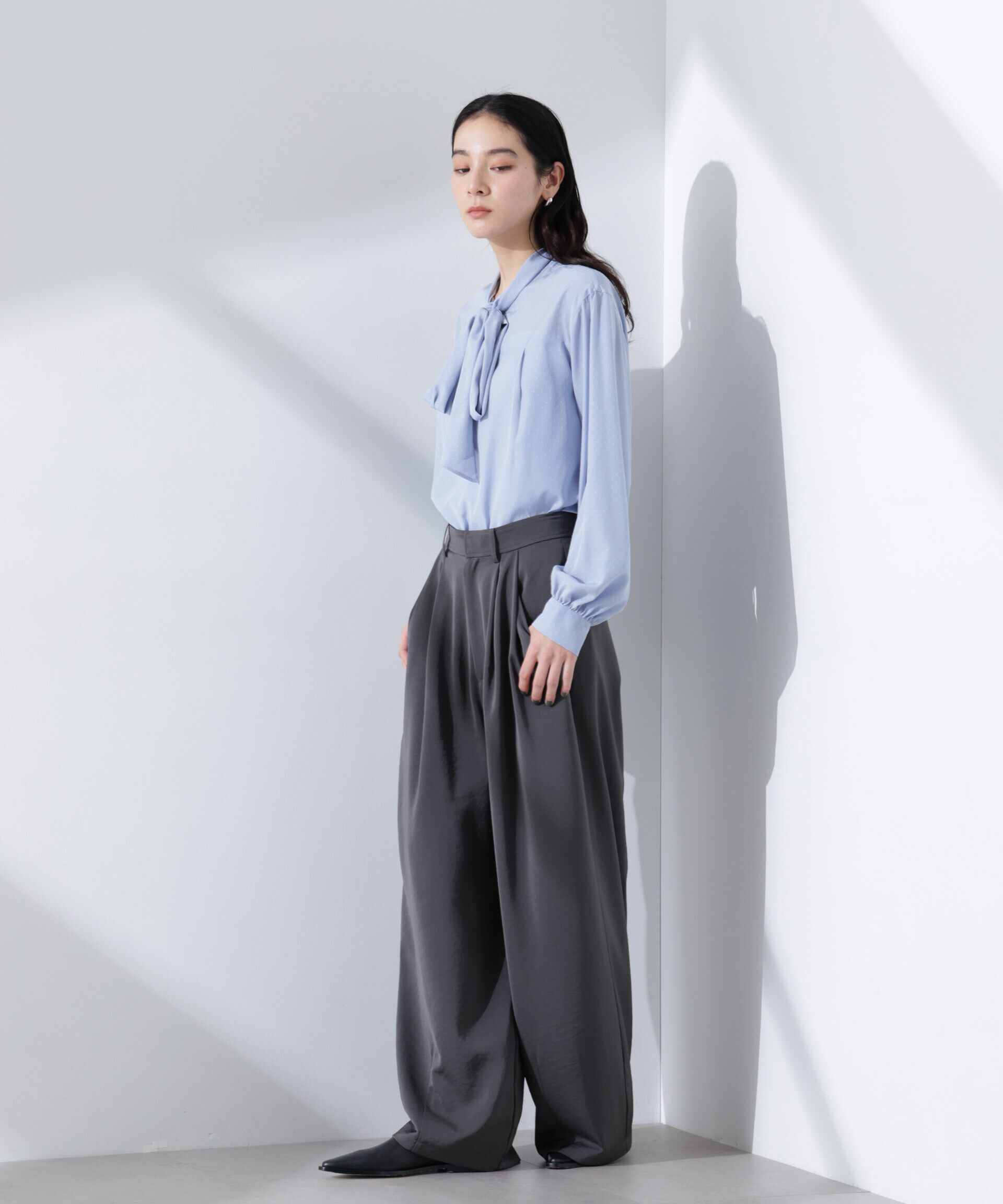 nano･universe「ダルサテンカーブタックパンツ」|チノ|