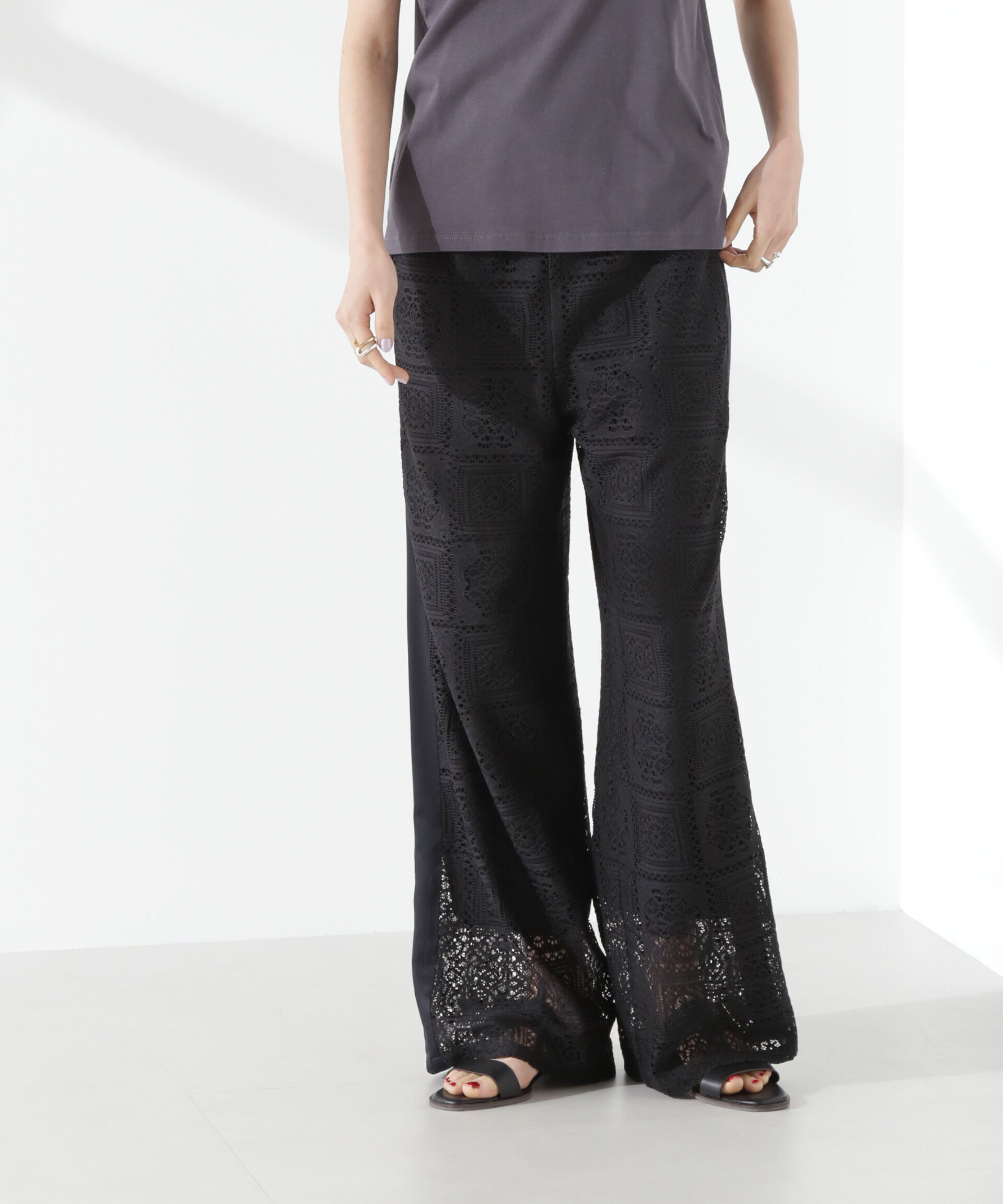 nano･universe「サイド切り替えレースパンツ」|チノ|ブラック