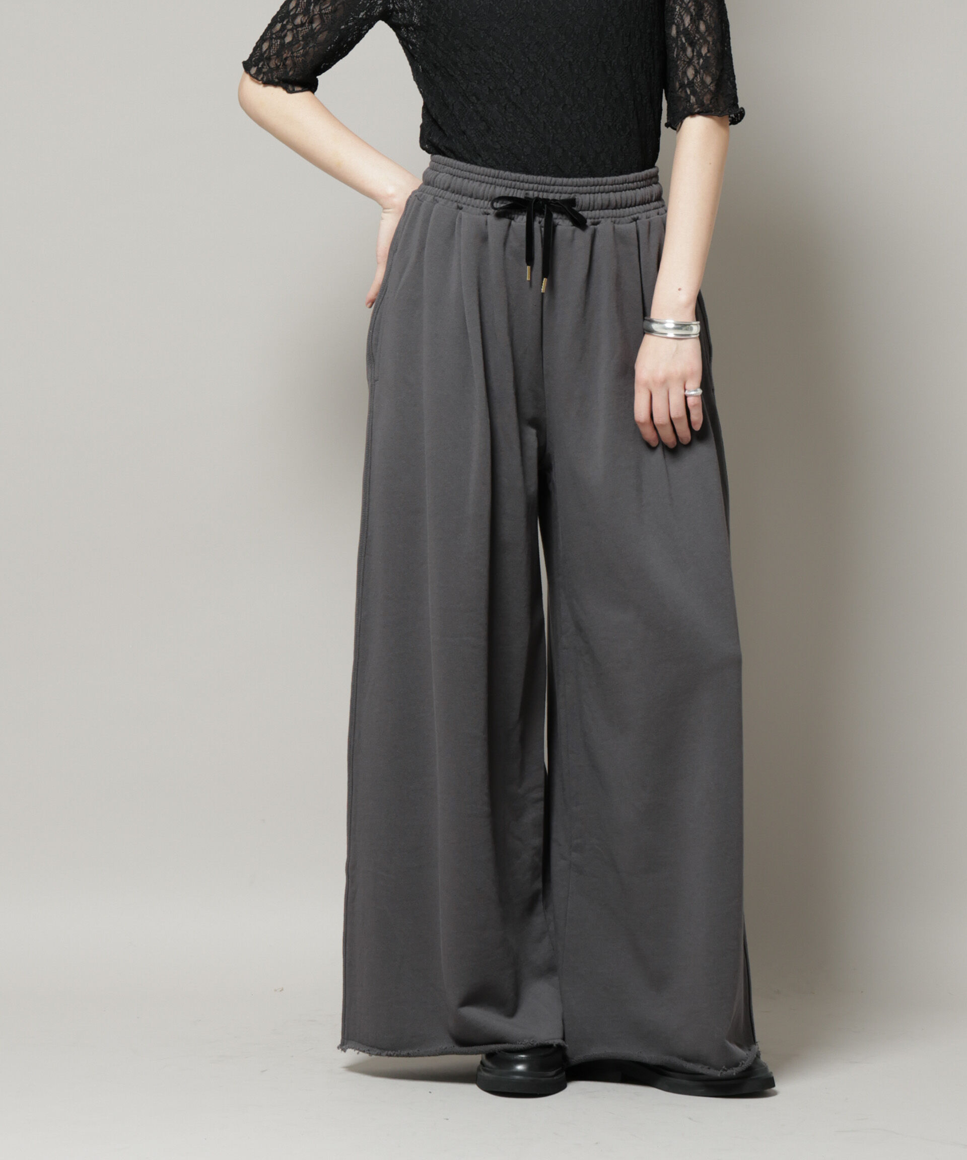 nano･universe「ボリュームワイドスウェットパンツ」|チノ|チャコール3