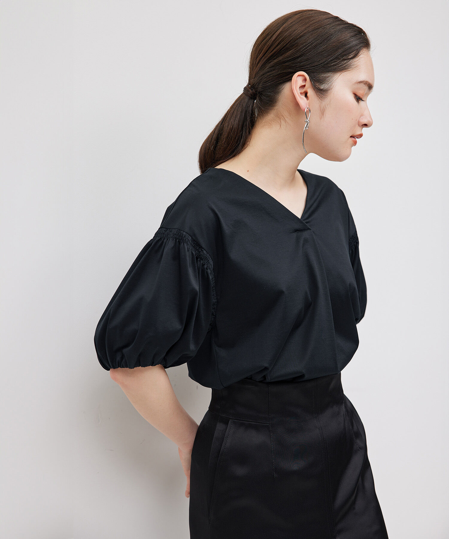 ROPE「【洗える】クリア天竺Vネック5分袖カットソー」|Tシャツ・カットソー|ブラック(01)