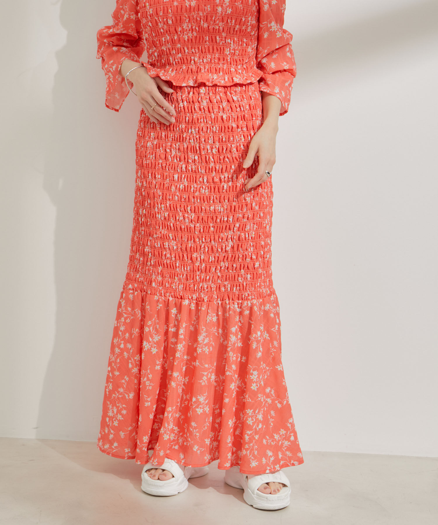 VIS「【セットアップ対応】花柄シャーリングロングスカート」|スカート|