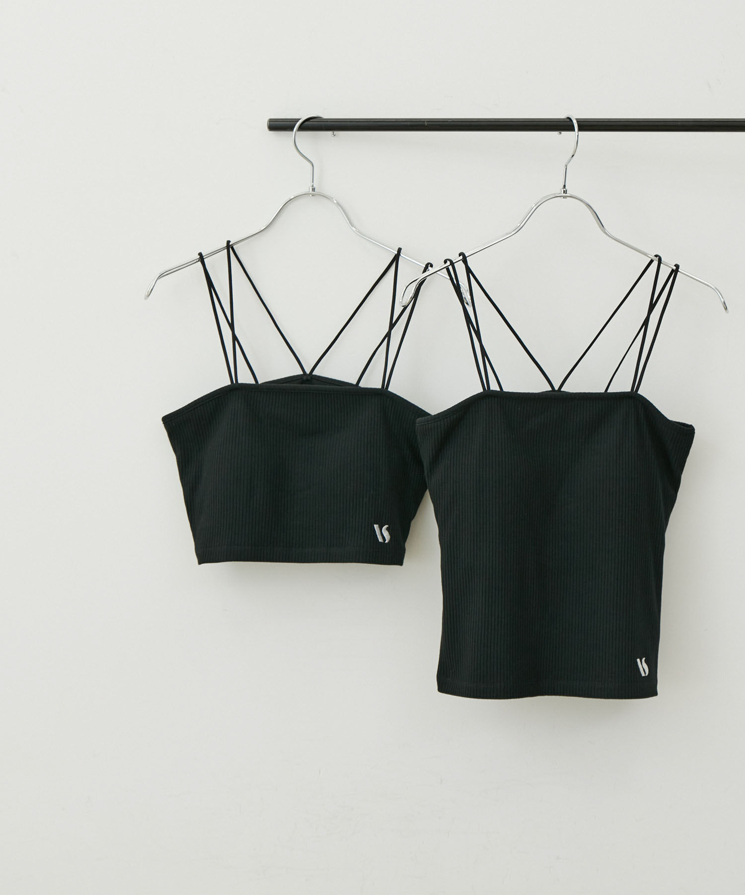 VIS「【選べる着丈】カップ付きロゴ刺繍Wストラップキャミソール【洗える】」|キャミソール|ブラック(01)