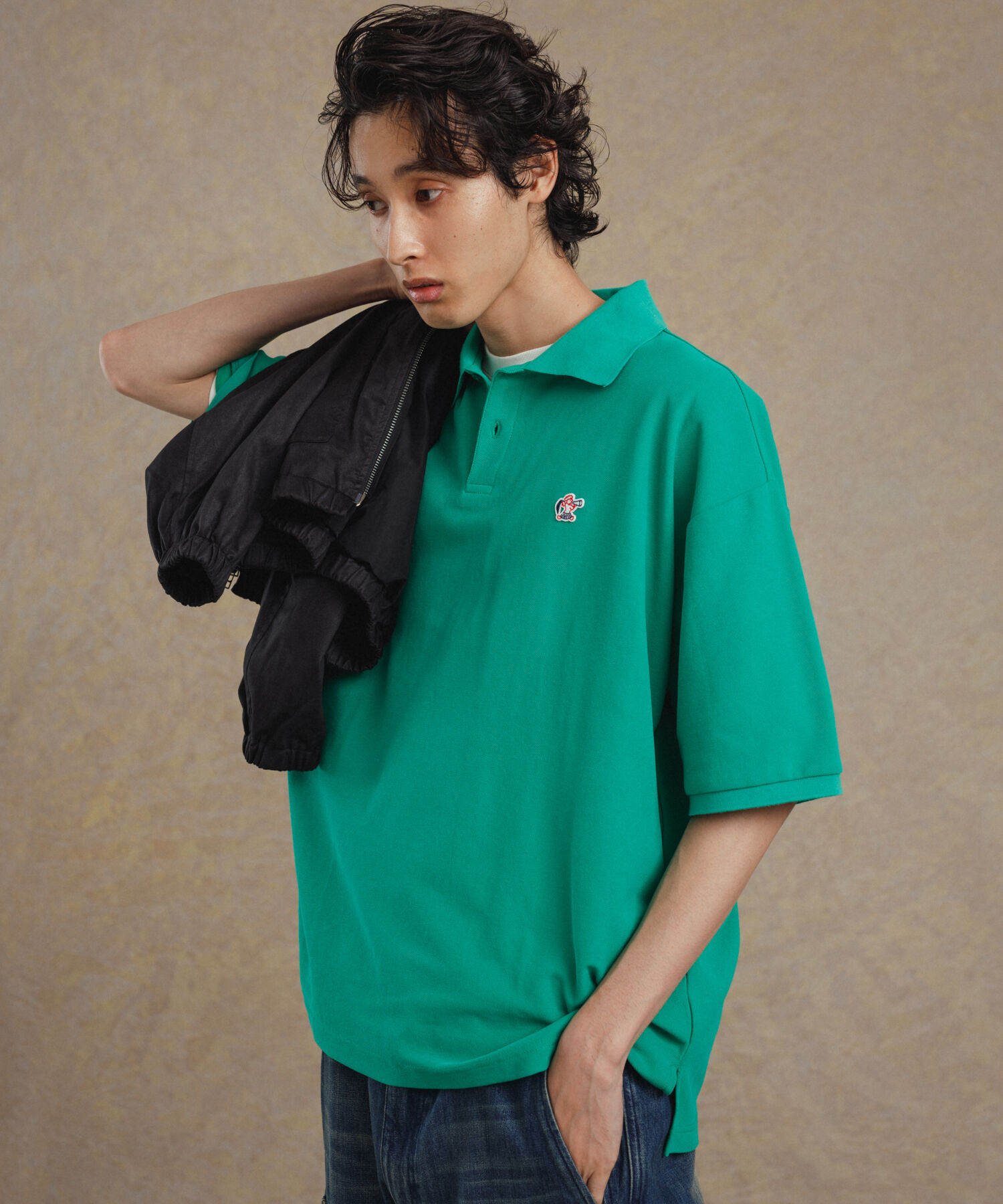 ADAM ET ROPE'「【WEB限定】LOGAN/ローガン 別注 ワンポイント刺繍 ビッグシルエット カノコ ポロシャツ」|シャツ・ブラウス|グリーン(30)
