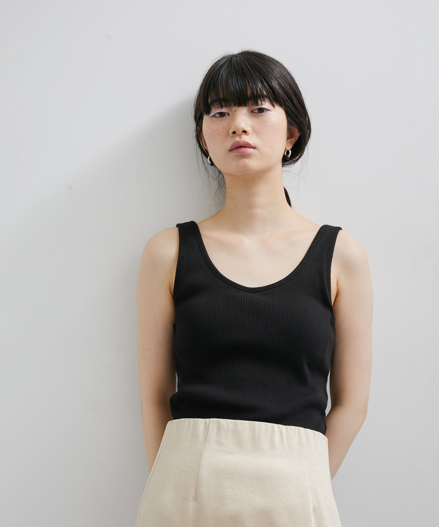 ADAM ET ROPE'「【逸品】バックオープンタンクトップ」|タンクトップ|ブラック(01)