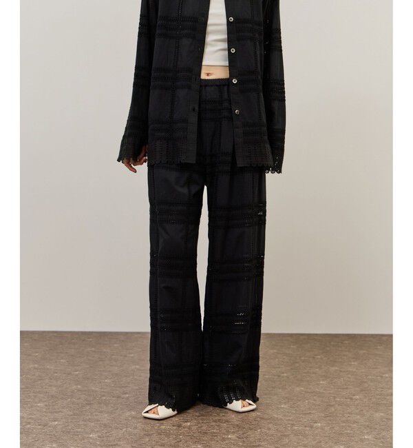 ADAM ET ROPE'「【一部WEB限定カラー】エンブロイダリーイージーパンツ」|チノ|ブラック(01)