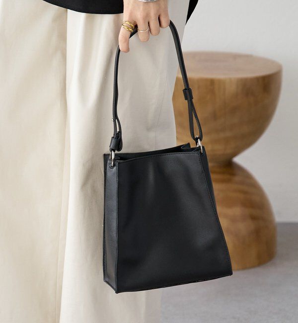 「【5段階の長さ調節可能】スムース牛革スクエアショルダー」|ショルダー・メッセンジャー|ブラック