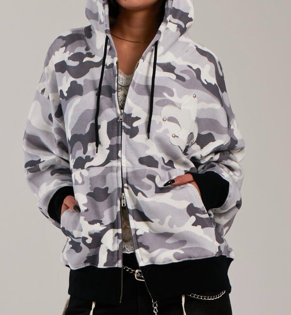  「【UNISEX】KOOKY'Nカモ柄ワッフルユリ紋章スタッズジップパーカー」|パーカー|