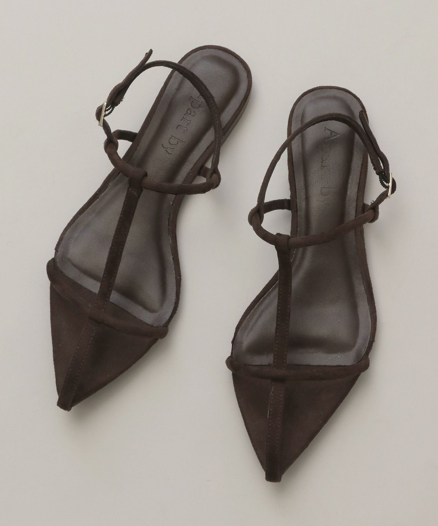 A part by 「クロスフラットサンダル」|サンダル|ブラウン