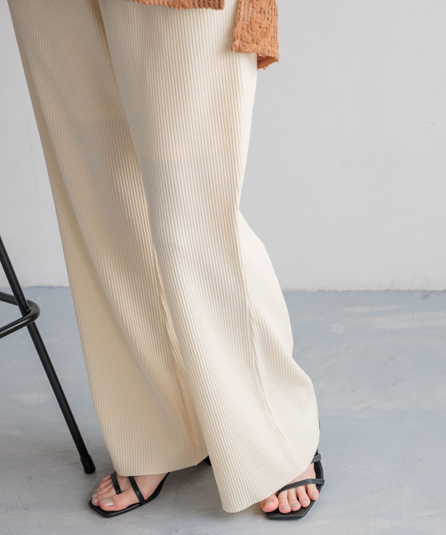 LOWRYS FARM「カットリブセミフレアパンツ」|チノ|