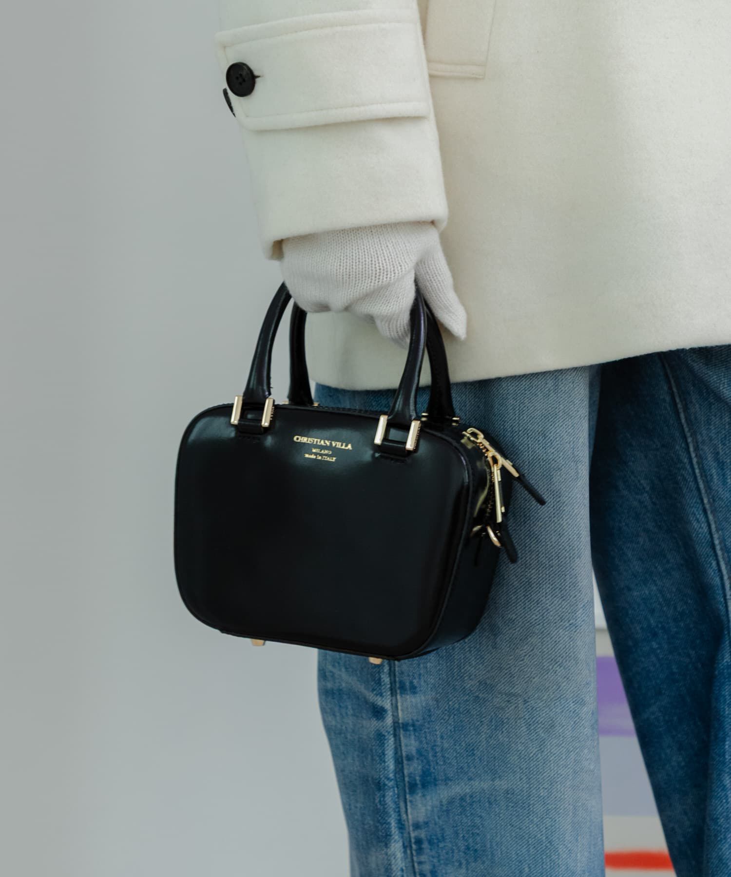 URBAN RESEARCH「CHRISTIAN VILLA　エナメルカーフレザーショルダーバッグ」|ショルダー・メッセンジャー|ブラック