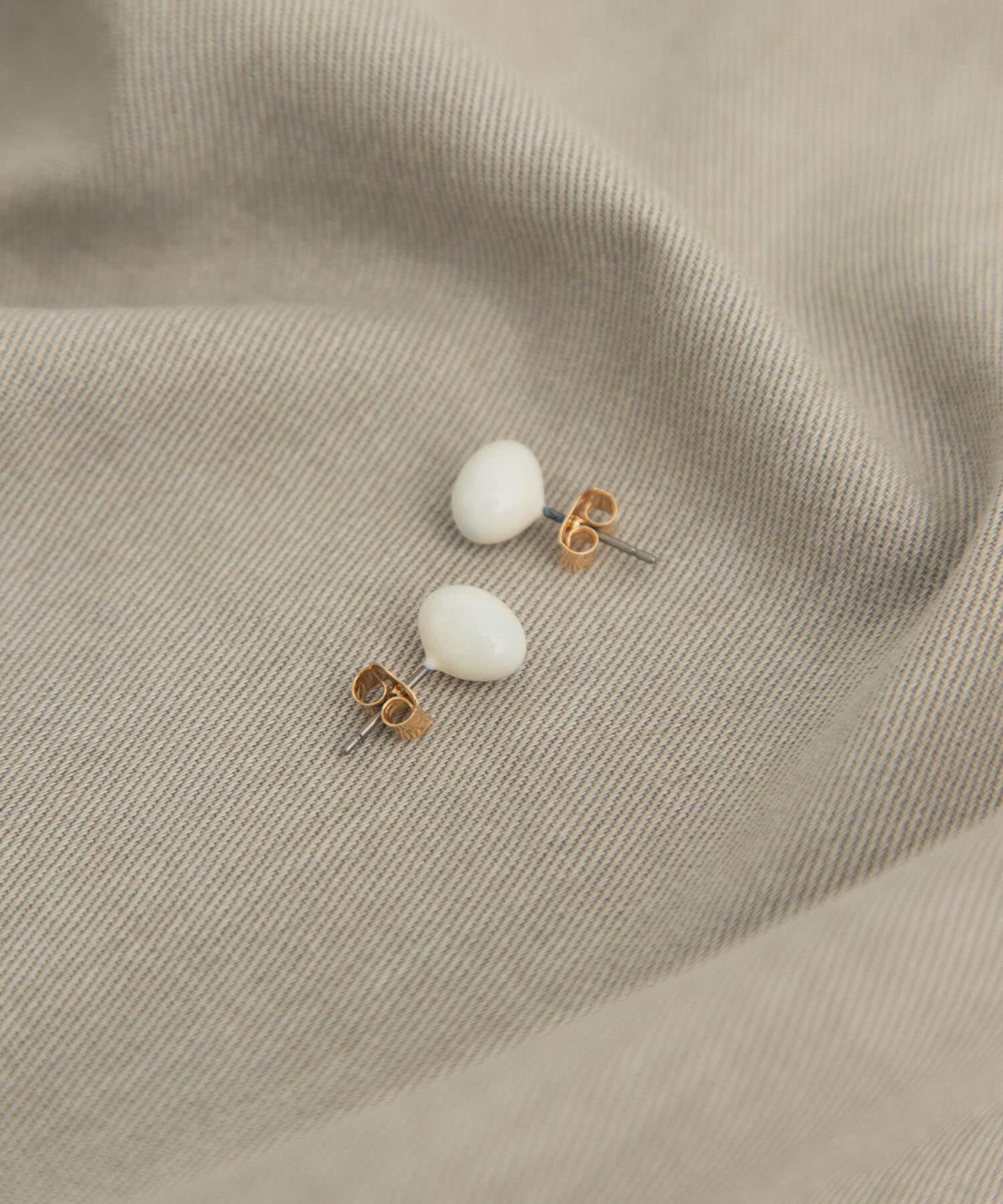 URBAN RESEARCH DOORS「カラーオーブピアス」|ピアス|オフホワイト