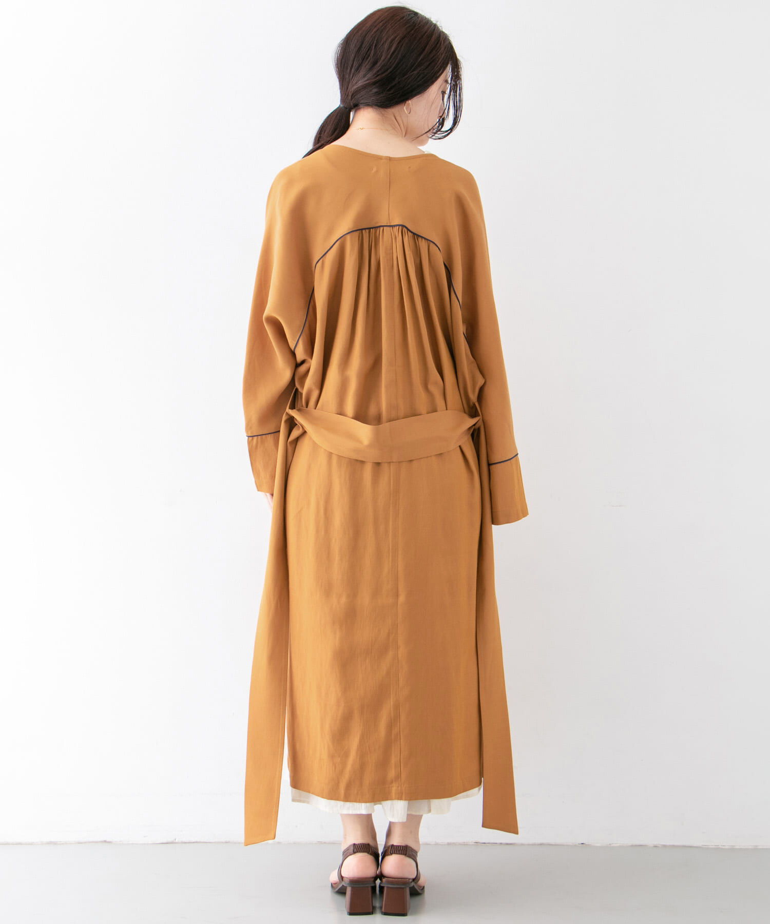  「カラーパイピングガウン&there4;」|ノーカラーコート|