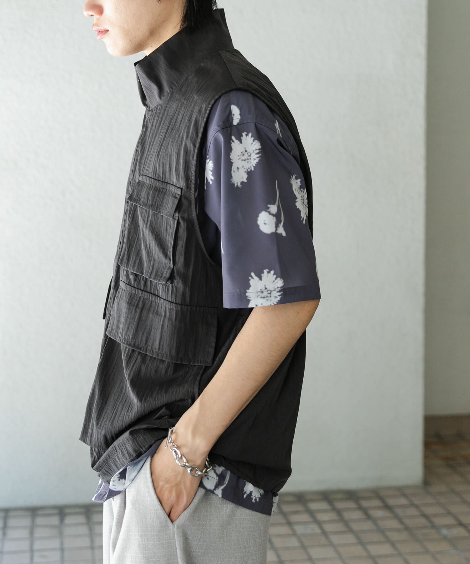 SENSE OF PLACE by URBAN RESEARCH「ユーティリティスタンドベスト」|ブルゾン・スタジャン|チャコールグレー