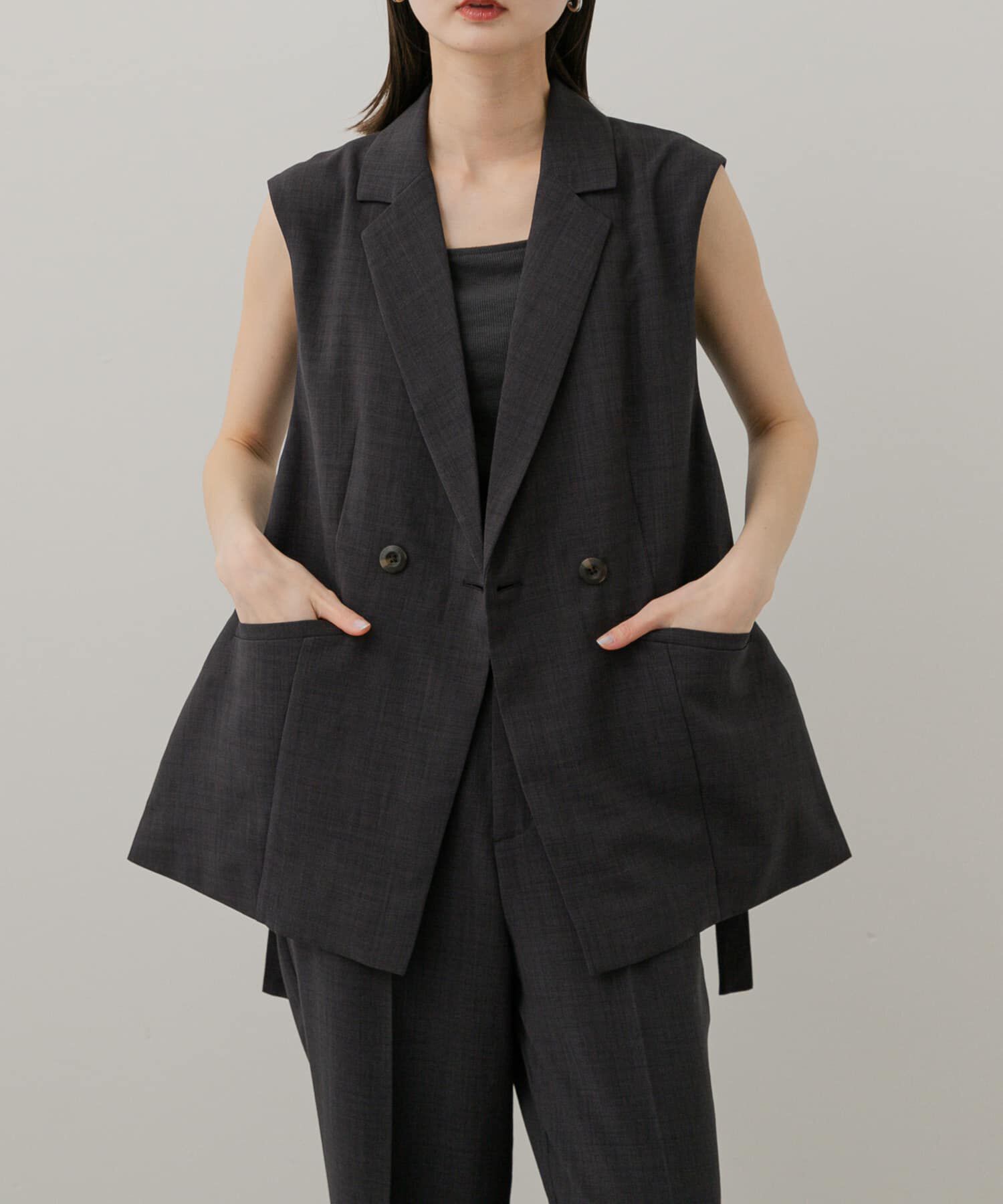 SENSE OF PLACE by URBAN RESEARCH「『UR TECH DRYLUXE』リネンライクサイドベルトジレ」|ベスト・ジレ|チャコールグレー