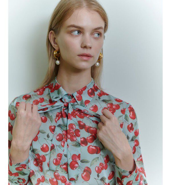 LOULOU WILLOUGHBY「WEB限定【LOULOU WILLOUGHBY】LISAチェリープリント ボウタイブラウス」|シャツ・ブラウス|サックス