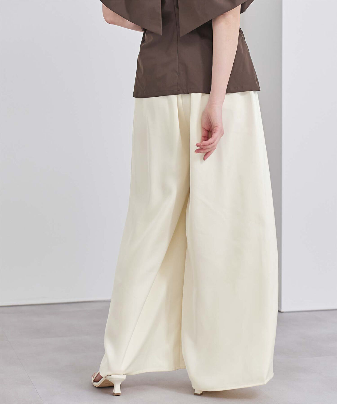 ur's「サテンイージードレープパンツ」|スラックス|