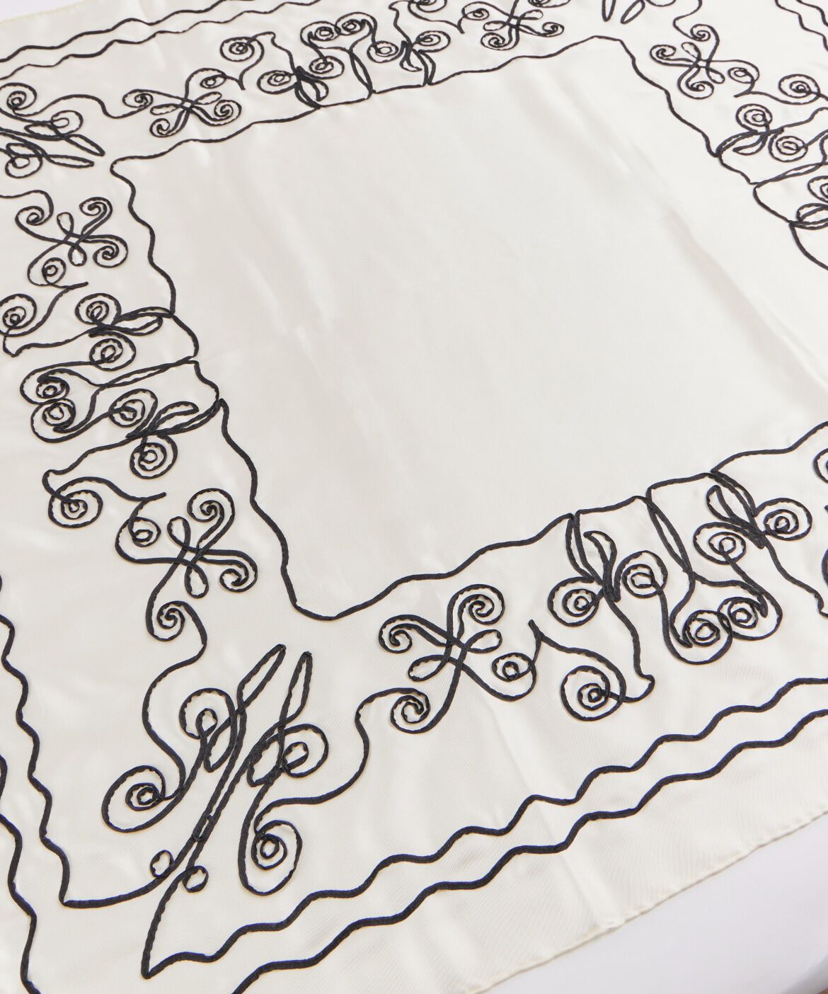 FAVORITE SUKINAMONO「テープエンブロイダリースカーフII《ASAUCE MELER》」|ストール|