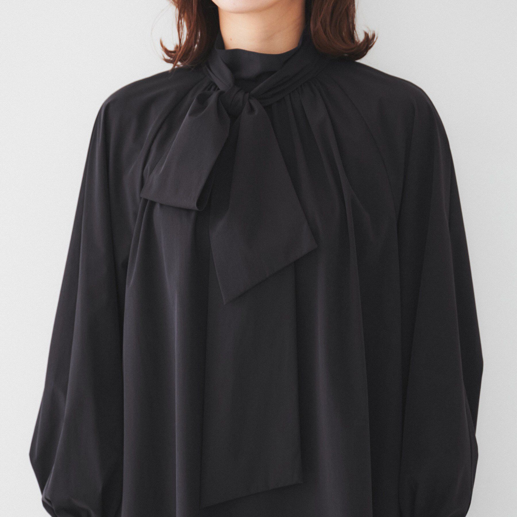 UNTITLED「【通勤】ボウタイ付スタンドネック ボリュームブラウス」|シャツ・ブラウス|