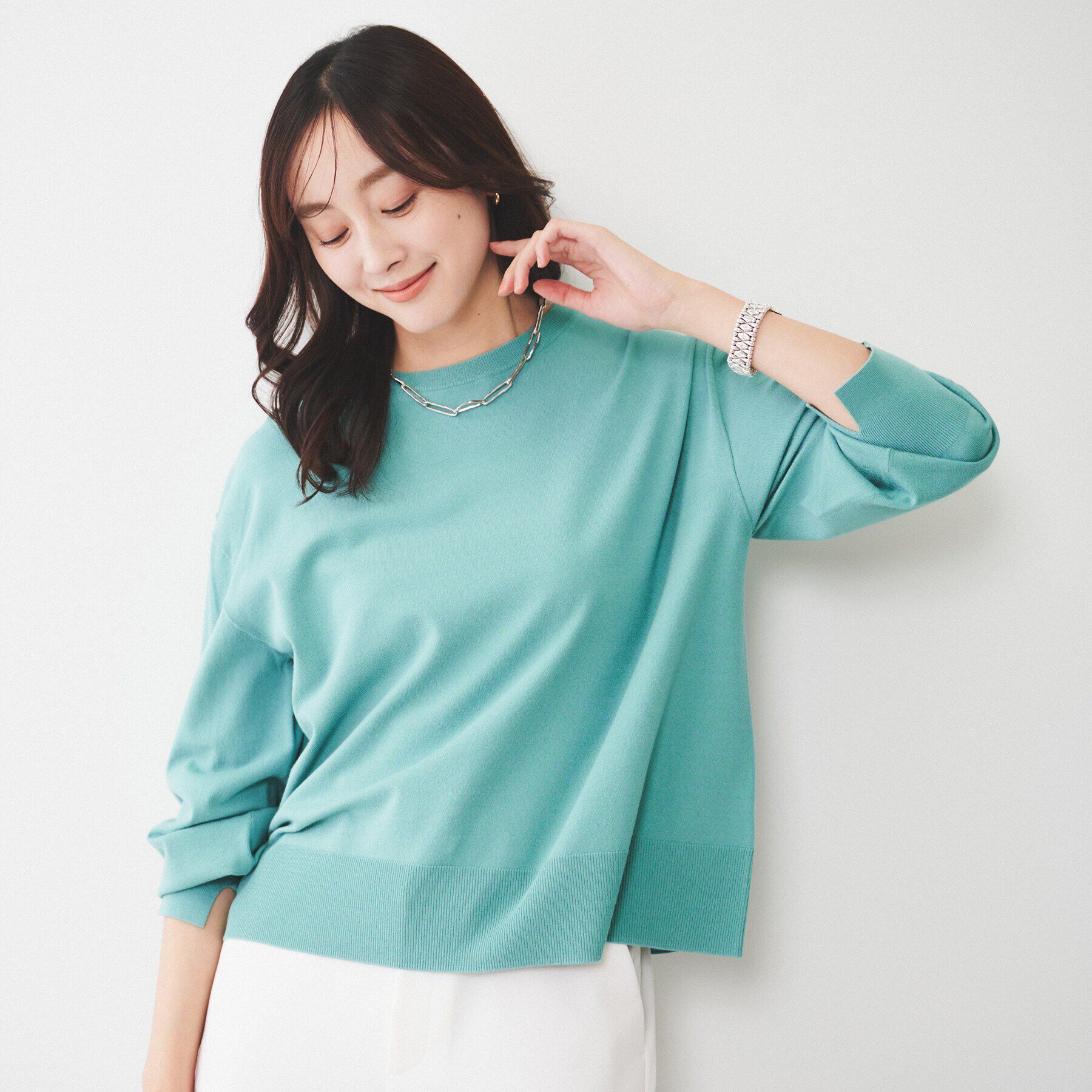 UNTITLED「【洗える/オンオフ使える】袖リブスリットストレッチニット」|ニット・セーター|グリーン(022)