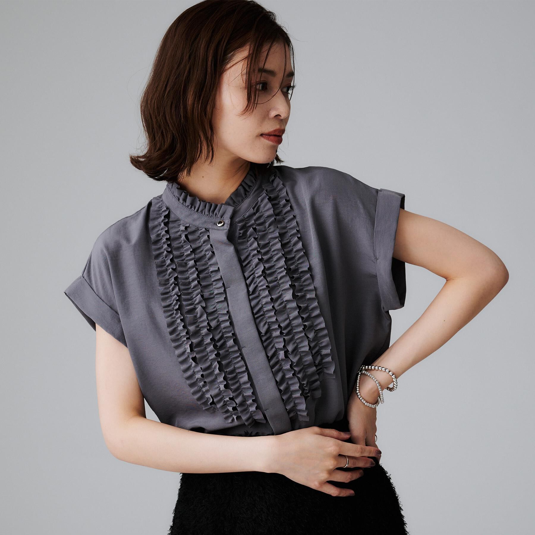 UNTITLED「スタンドネックフリルブラウス【吸水速乾/UVケア】」|シャツ・ブラウス|