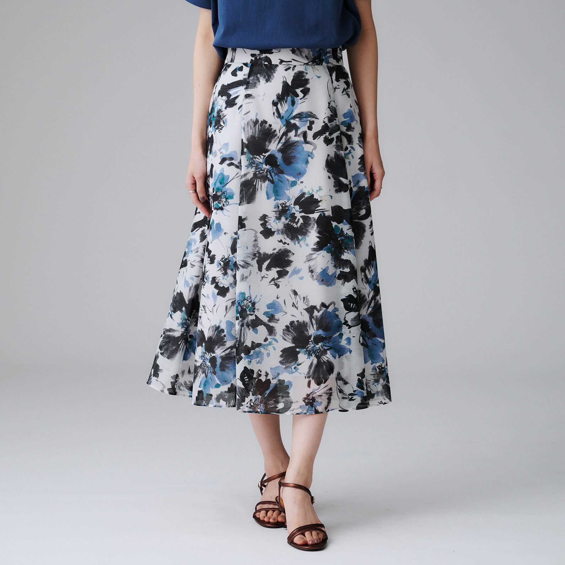 UNTITLED「【シアー/後ろウエストゴム/花柄】ペイントフラワースカート」|スカート|ブルー(192)