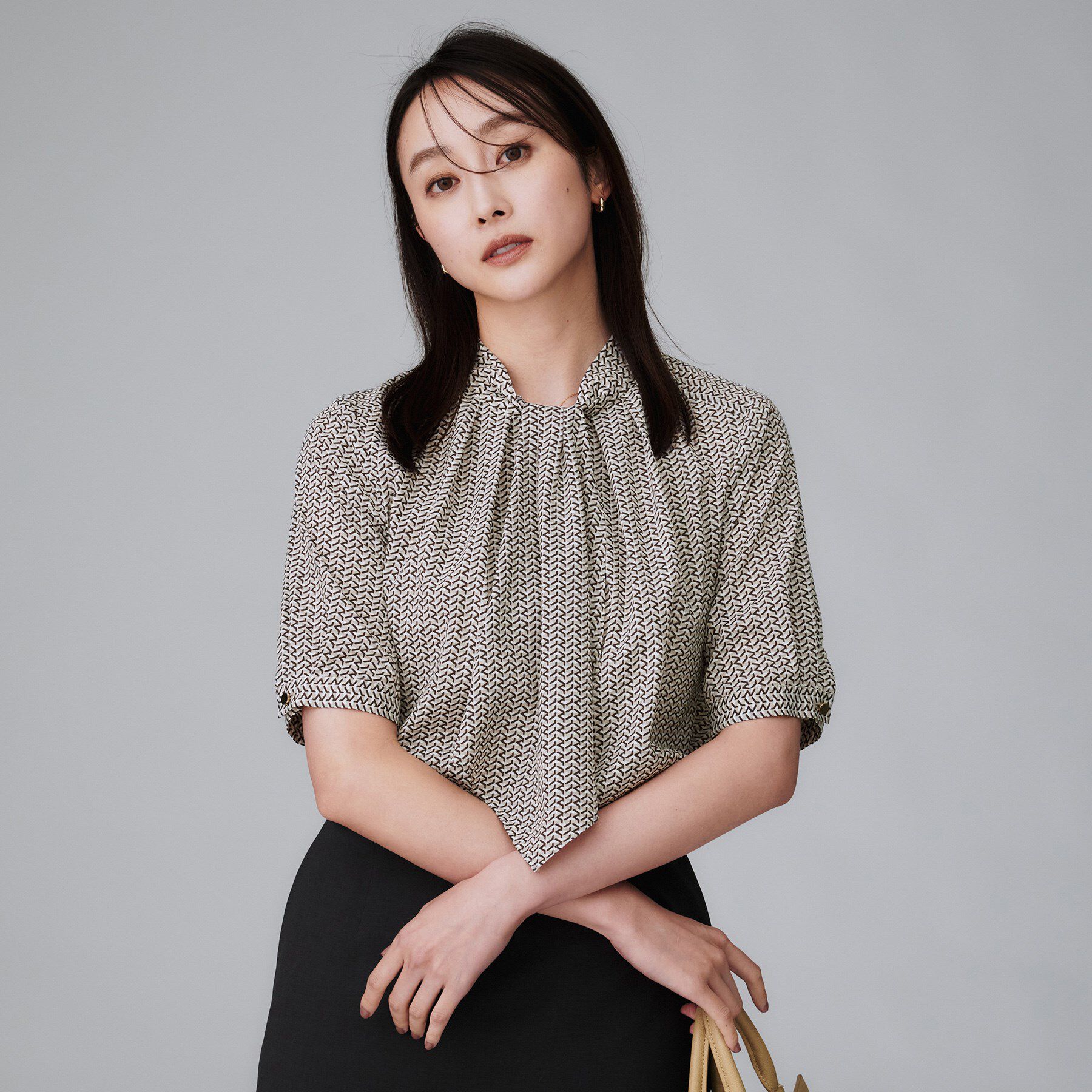 UNTITLED「【通勤/オフィス】ジオメ柄ボウタイブラウス」|シャツ・ブラウス|ブラウン(143)