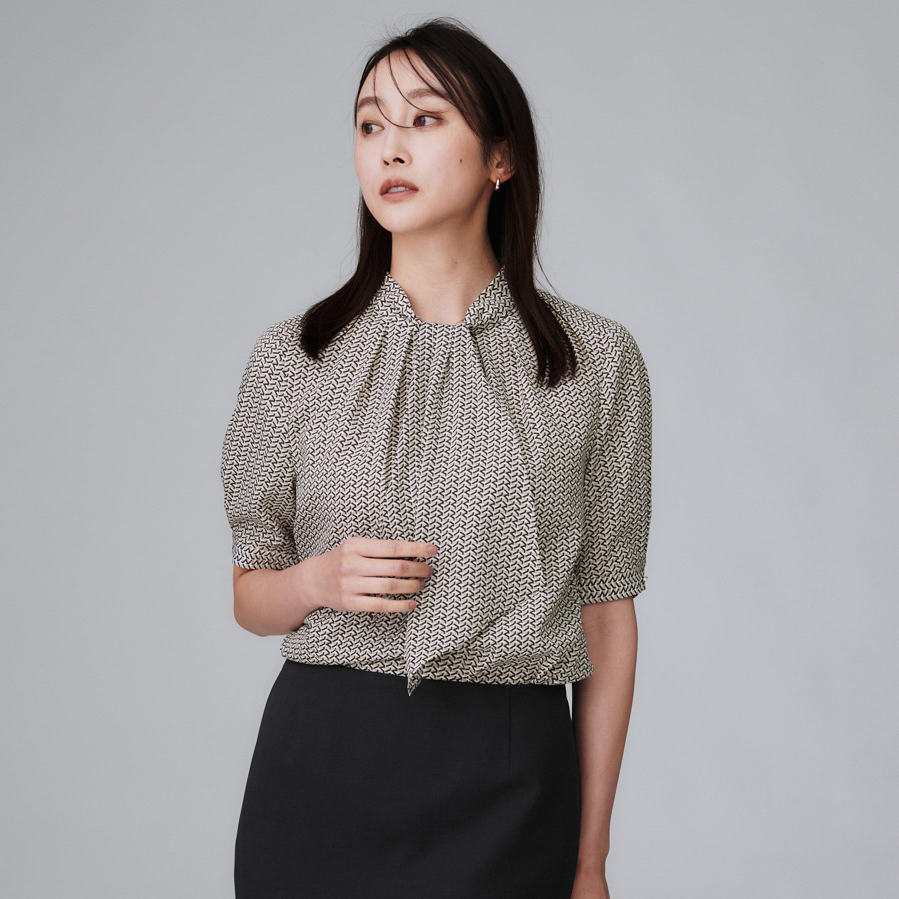 UNTITLED「【通勤/オフィス】ジオメ柄ボウタイブラウス」|シャツ・ブラウス|