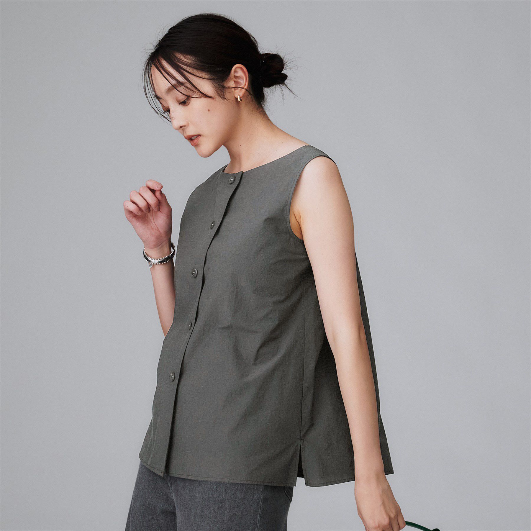 UNTITLED「【2WAY/セットアップ可/ノースリーブ/前ボタン】ファブリカブラウス」|シャツ・ブラウス|