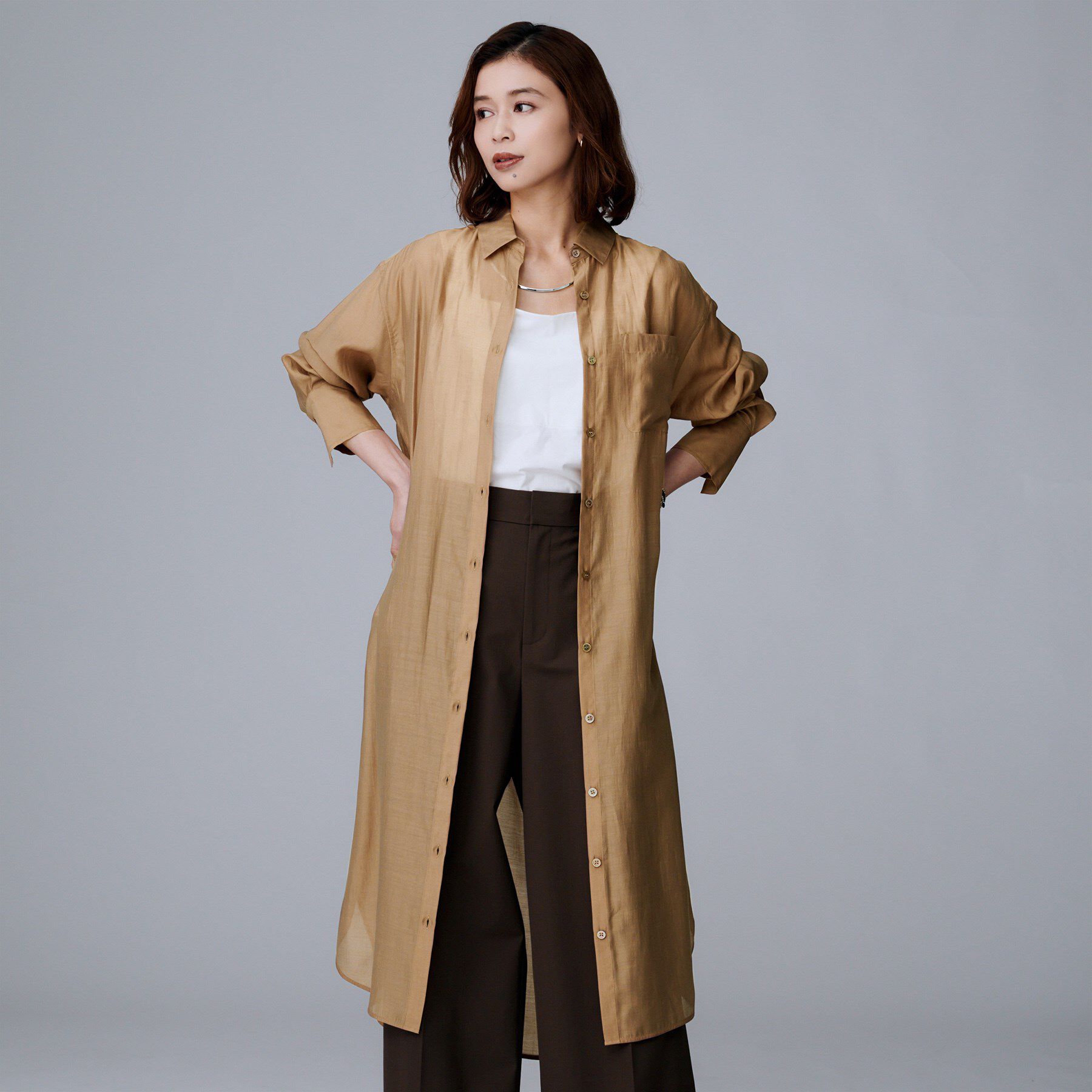 UNTITLED「【ニットと重ね着に/前開きボタン】シアーロングシャツ」|ワンピース|キャメルブラウン(0