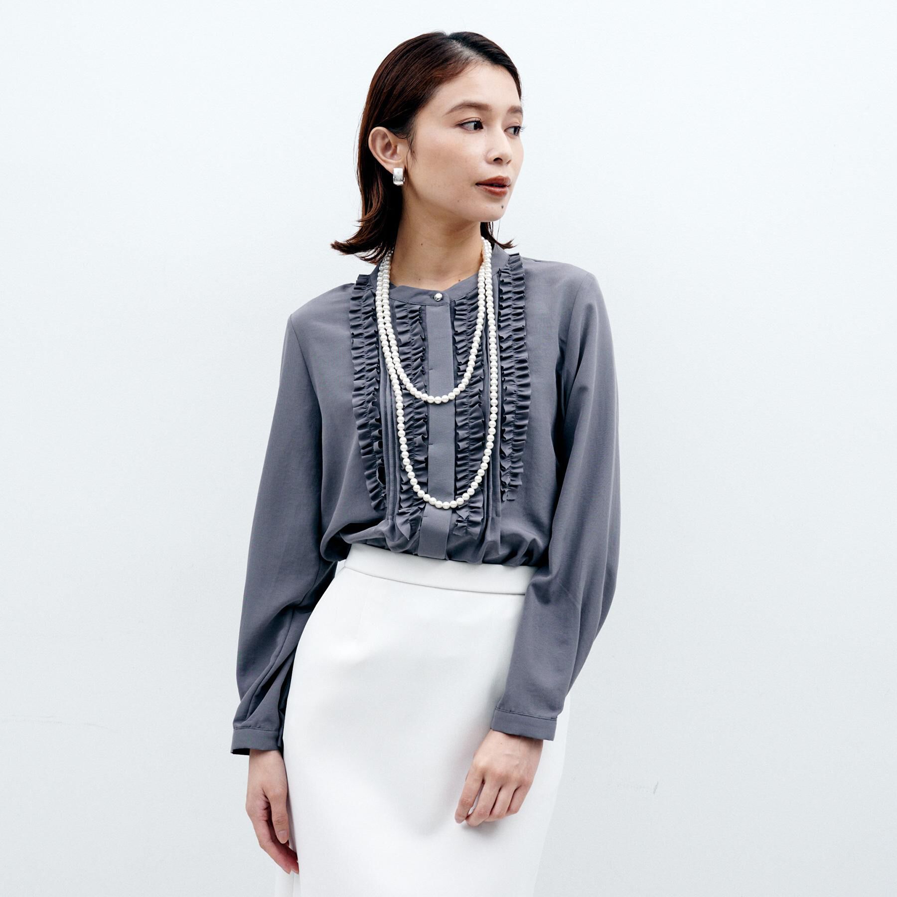 UNTITLED「【1枚で着映え/オンオフ着回し】フリルサテンブラウス」|シャツ・ブラウス|