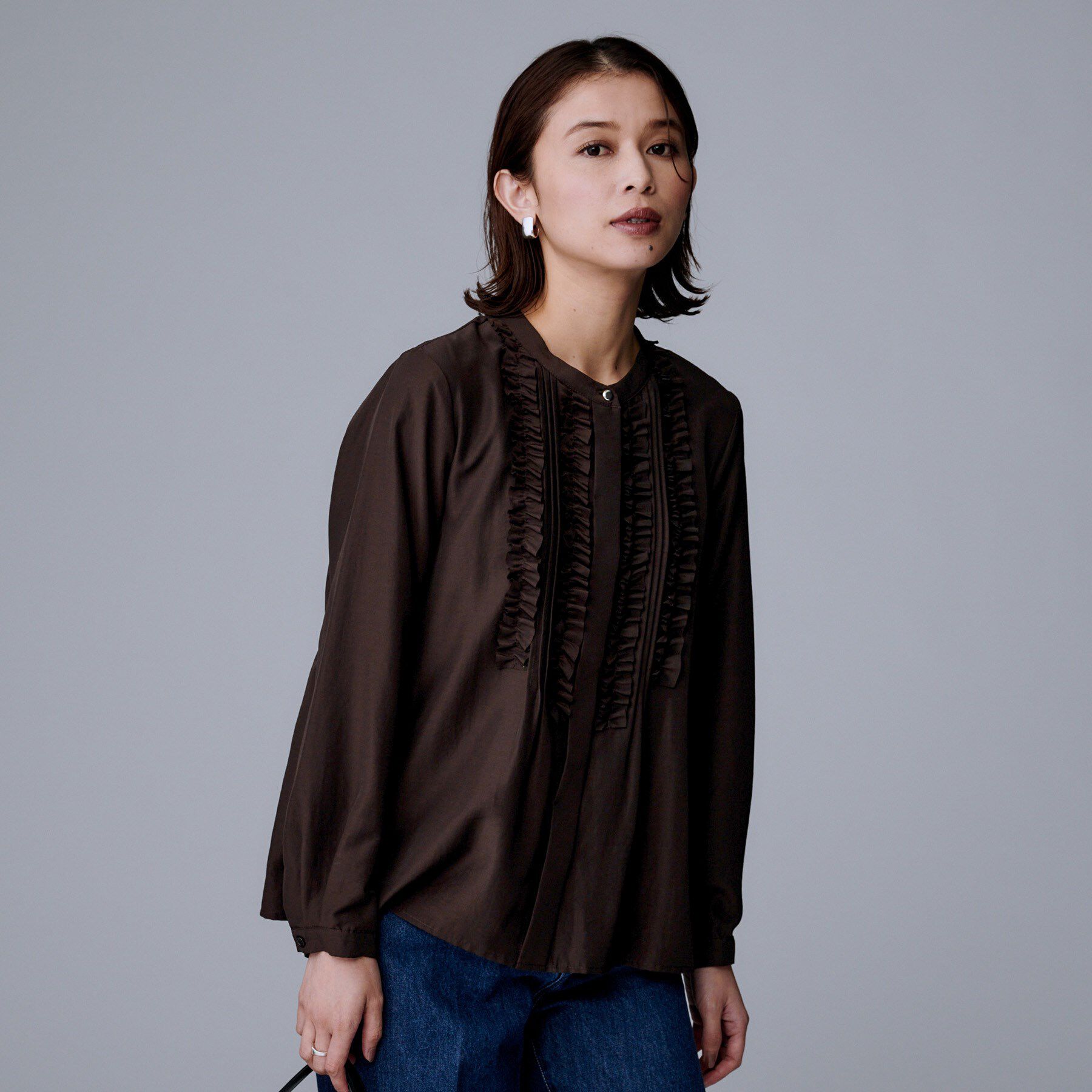 UNTITLED「【1枚で着映え/オンオフ着回し】フリルサテンブラウス」|シャツ・ブラウス|