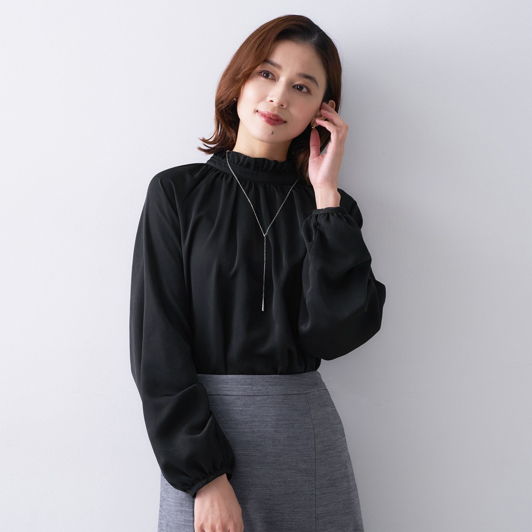 UNTITLED「【エレガント/お仕事着にも】スタンドフリルネック ブラウス」|シャツ・ブラウス|