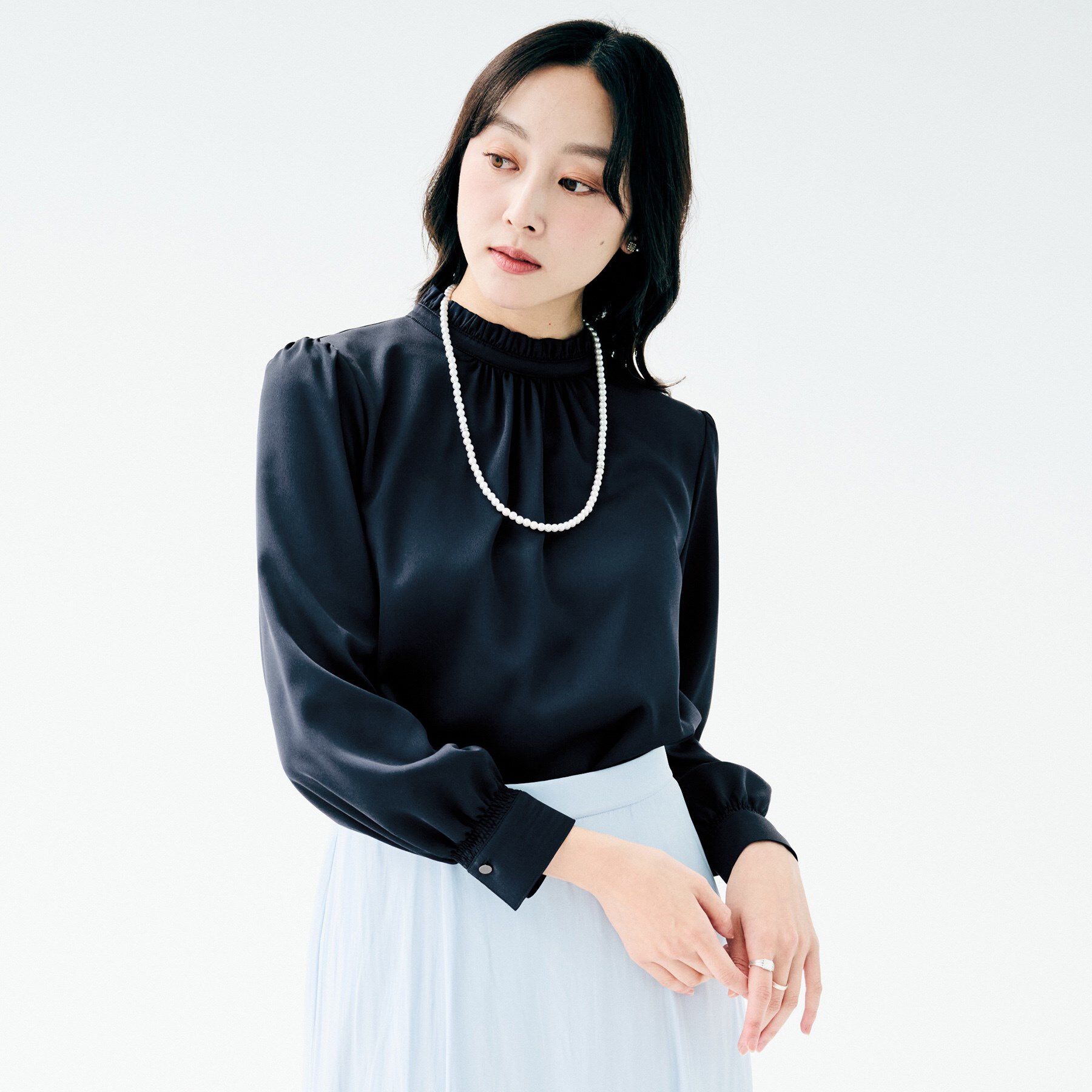 UNTITLED「【セレモニー/定番人気】ハイネックフリル ブラウス」|シャツ・ブラウス|ネイビー(094)