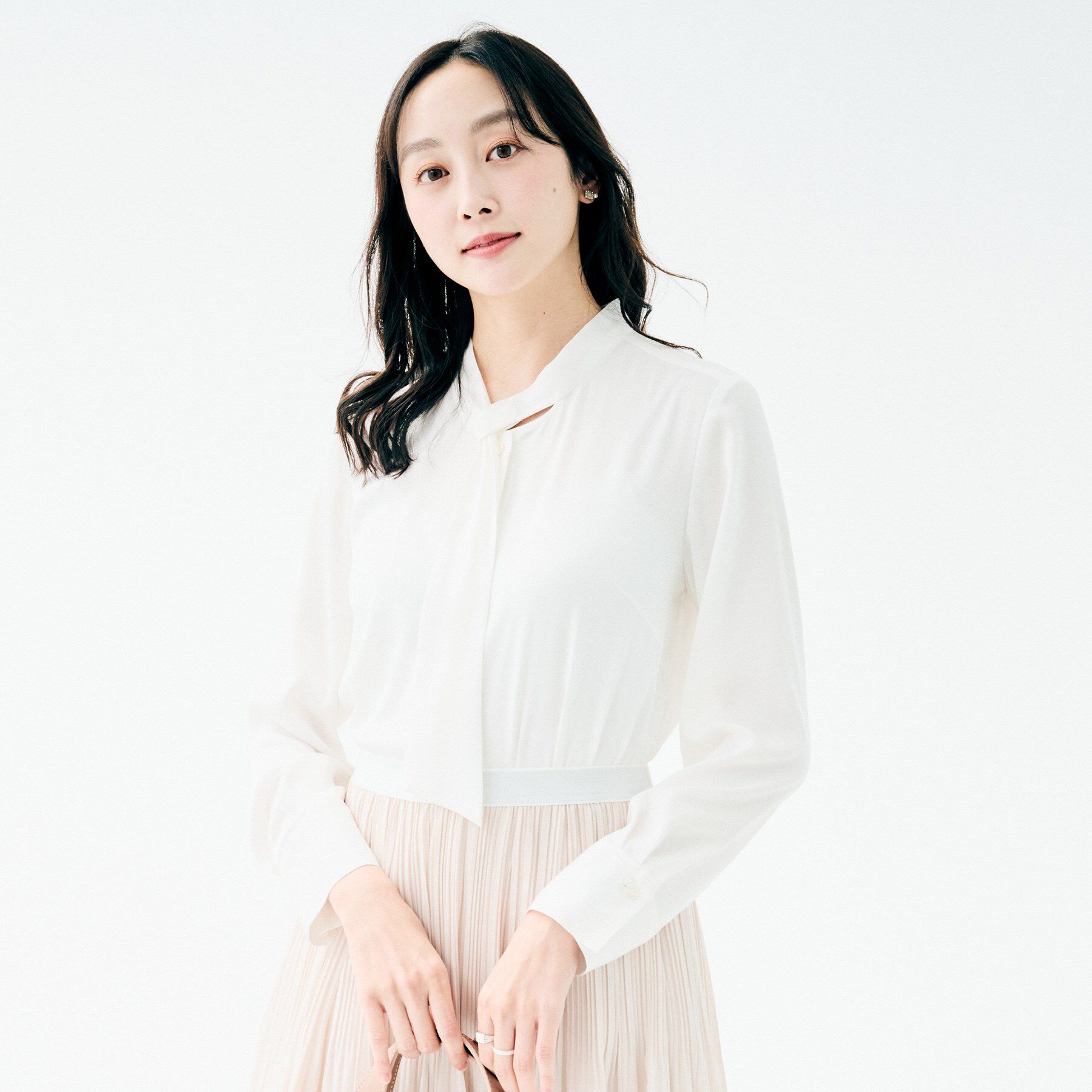 UNTITLED「【通勤/インナーブラウス】幾何柄ボウタイブラウス」|シャツ・ブラウス|ホワイト(001)