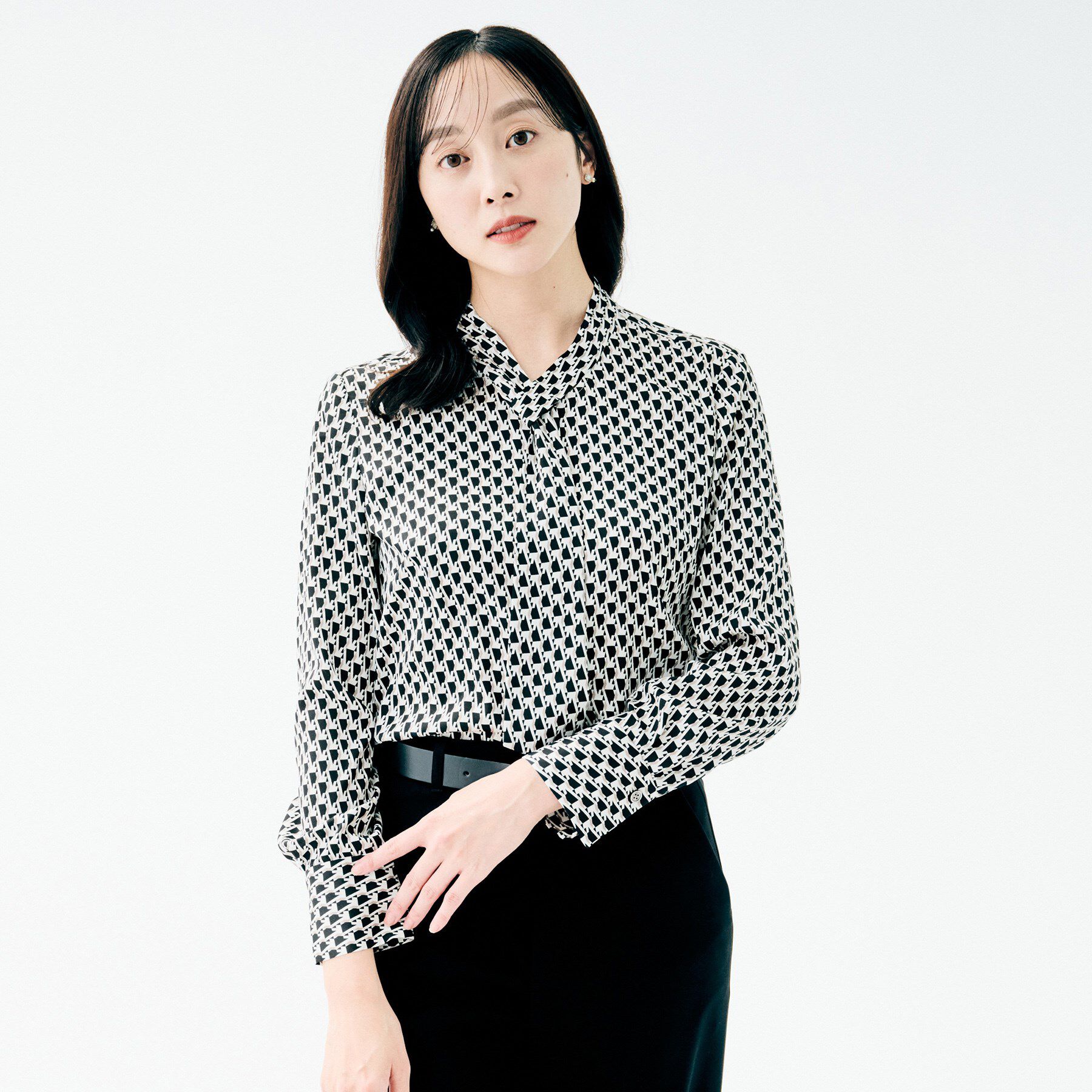 UNTITLED「【通勤/インナーブラウス】幾何柄ボウタイブラウス」|シャツ・ブラウス|ブラック(119)