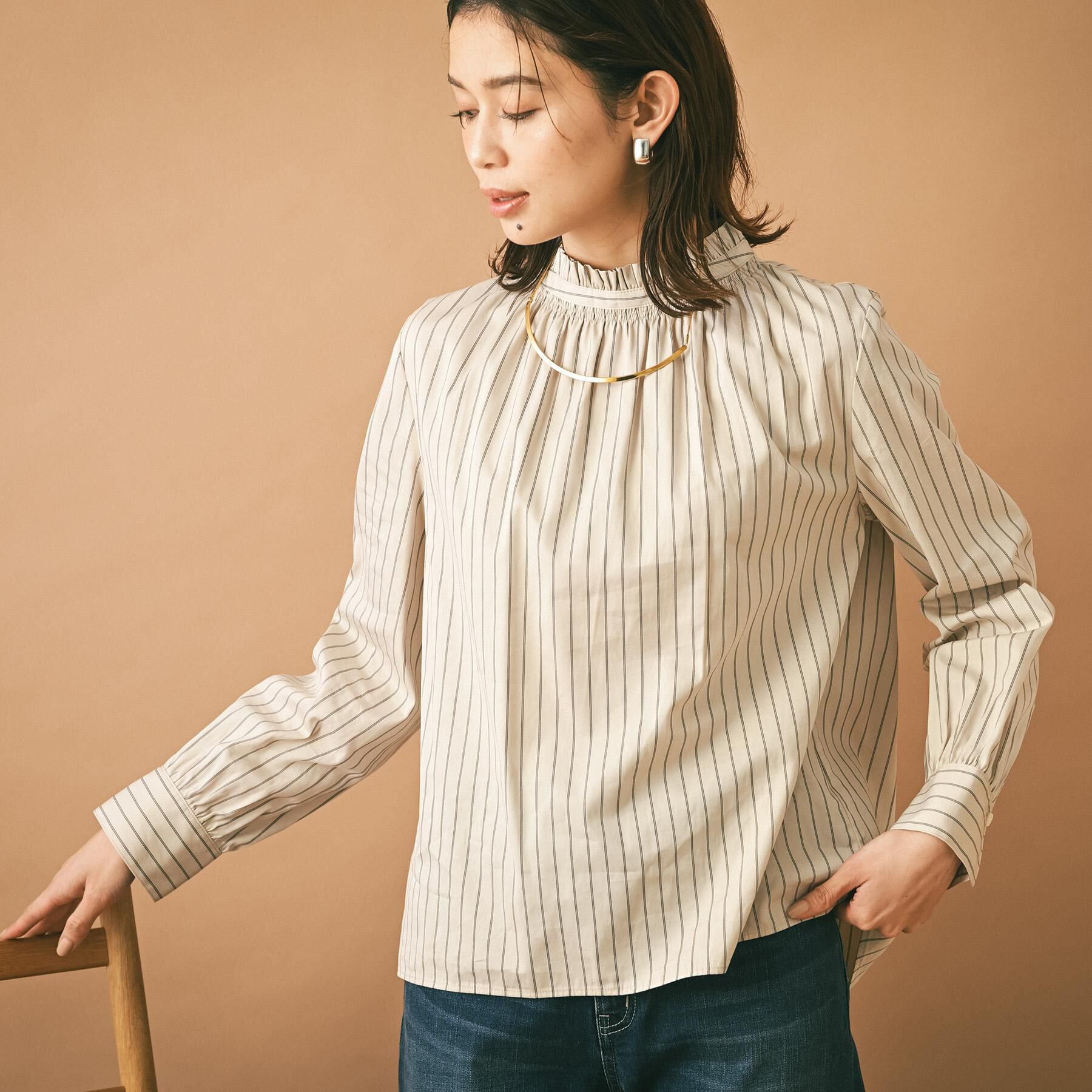 UNTITLED「【コットン100/洗える】シャーリングフリルネックブラウス」|シャツ・ブラウス|ライトベージュ(35