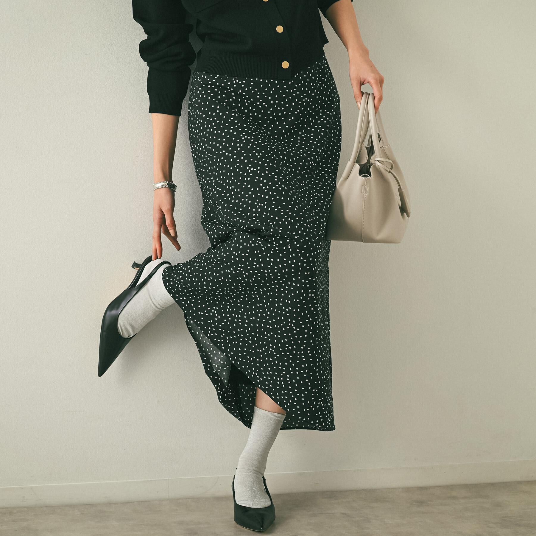 UNTITLED「【セットアップ可/後ろウエストゴム】ランダムドットスカート」|スカート|ブラック(119)