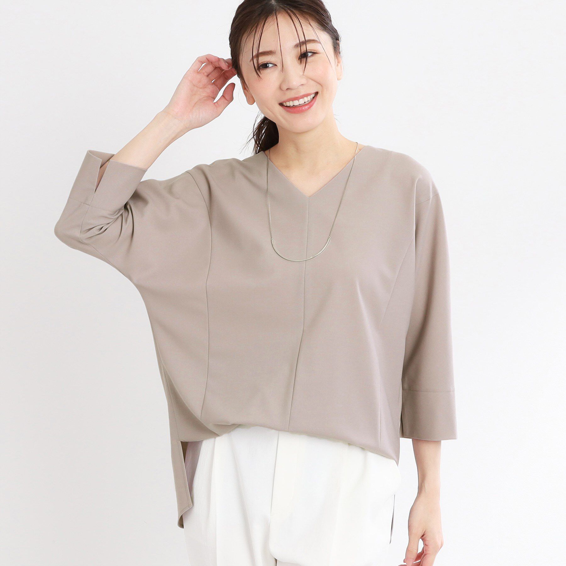 Reflect「【マシンウォッシュ可／セットアップ可能】ドルマンスリーブVネックブラウス」|シャツ・ブラウス|トープ(054)