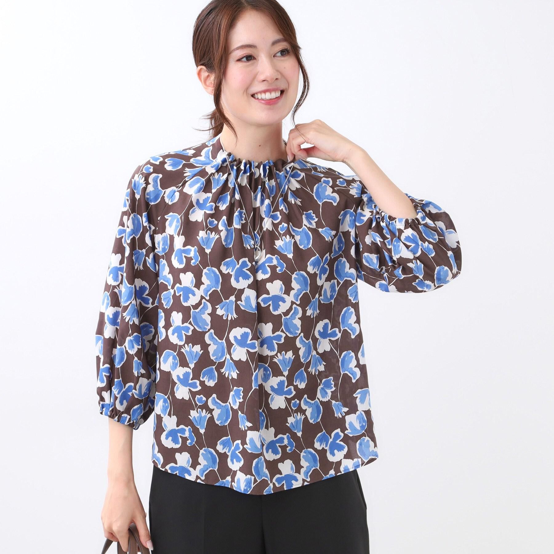 Reflect「【ジャケットのインナーにおすすめ◎】花柄タックデザインブブラウス」|シャツ・ブラウス|ブラウン(144)