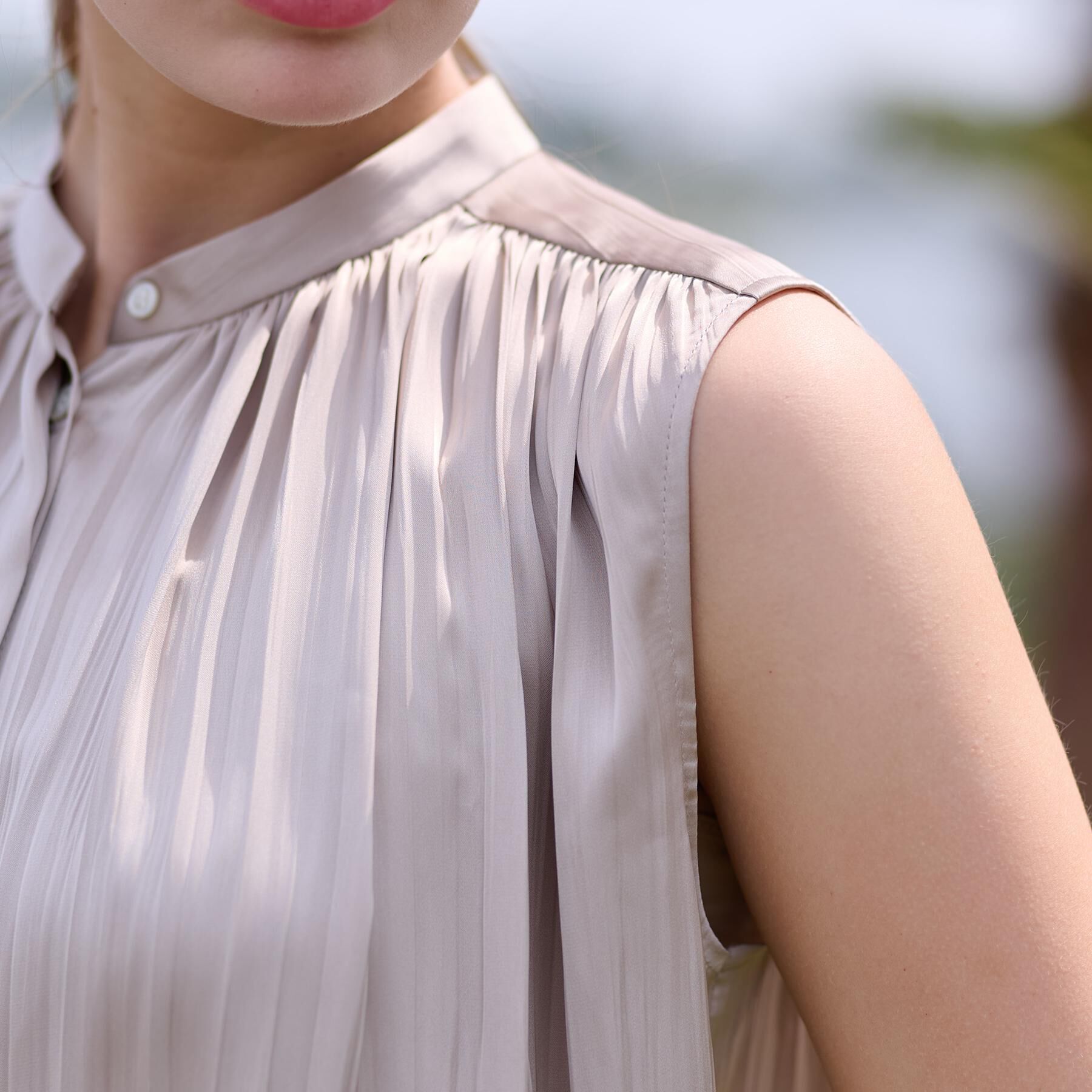 DRESSTERIOR「【洗える/きれいめ】プリーツサテンブラウス」|シャツ・ブラウス|