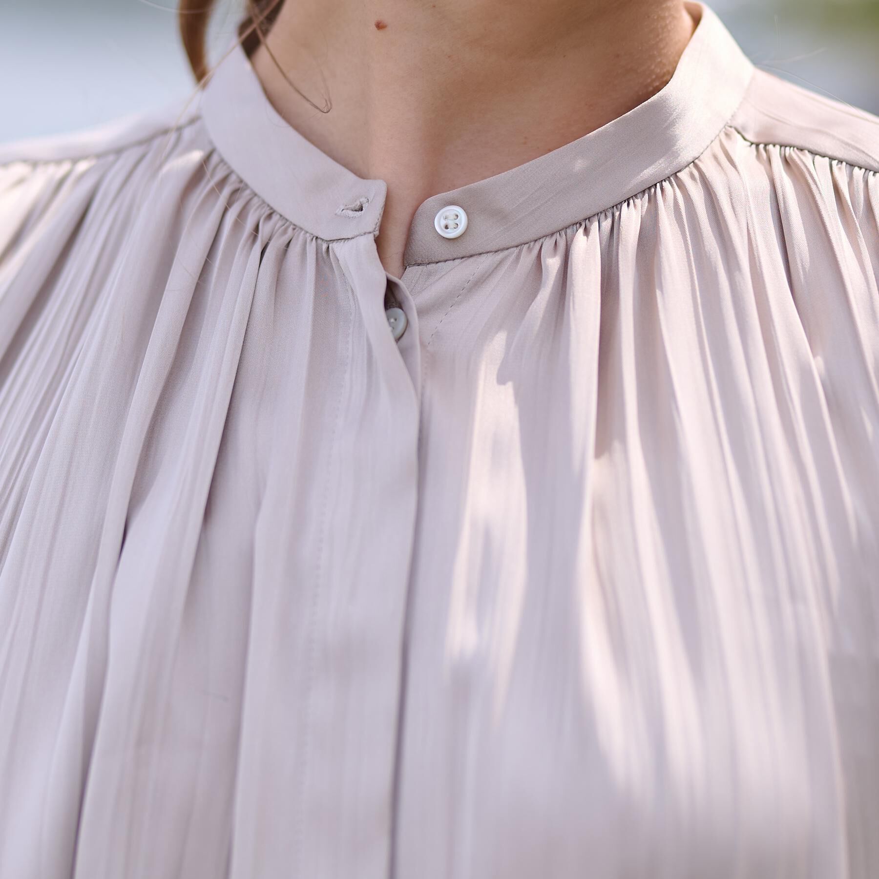 DRESSTERIOR「【洗える/きれいめ】プリーツサテンブラウス」|シャツ・ブラウス|