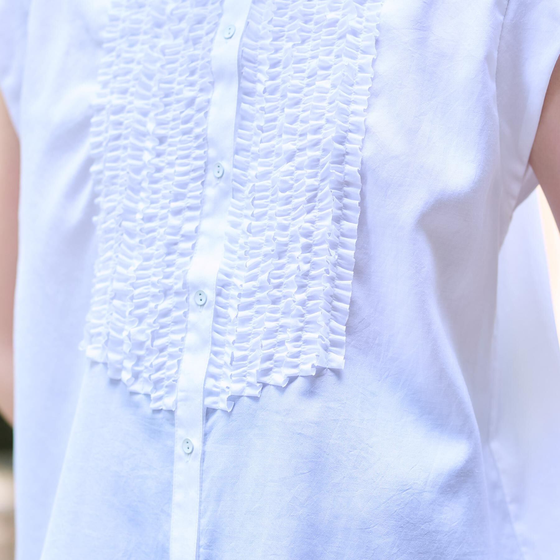 DRESSTERIOR「【撥水/UVカット/接触冷感】バンドカラーフレンチスリーブフリルブラウス」|シャツ・ブラウス|