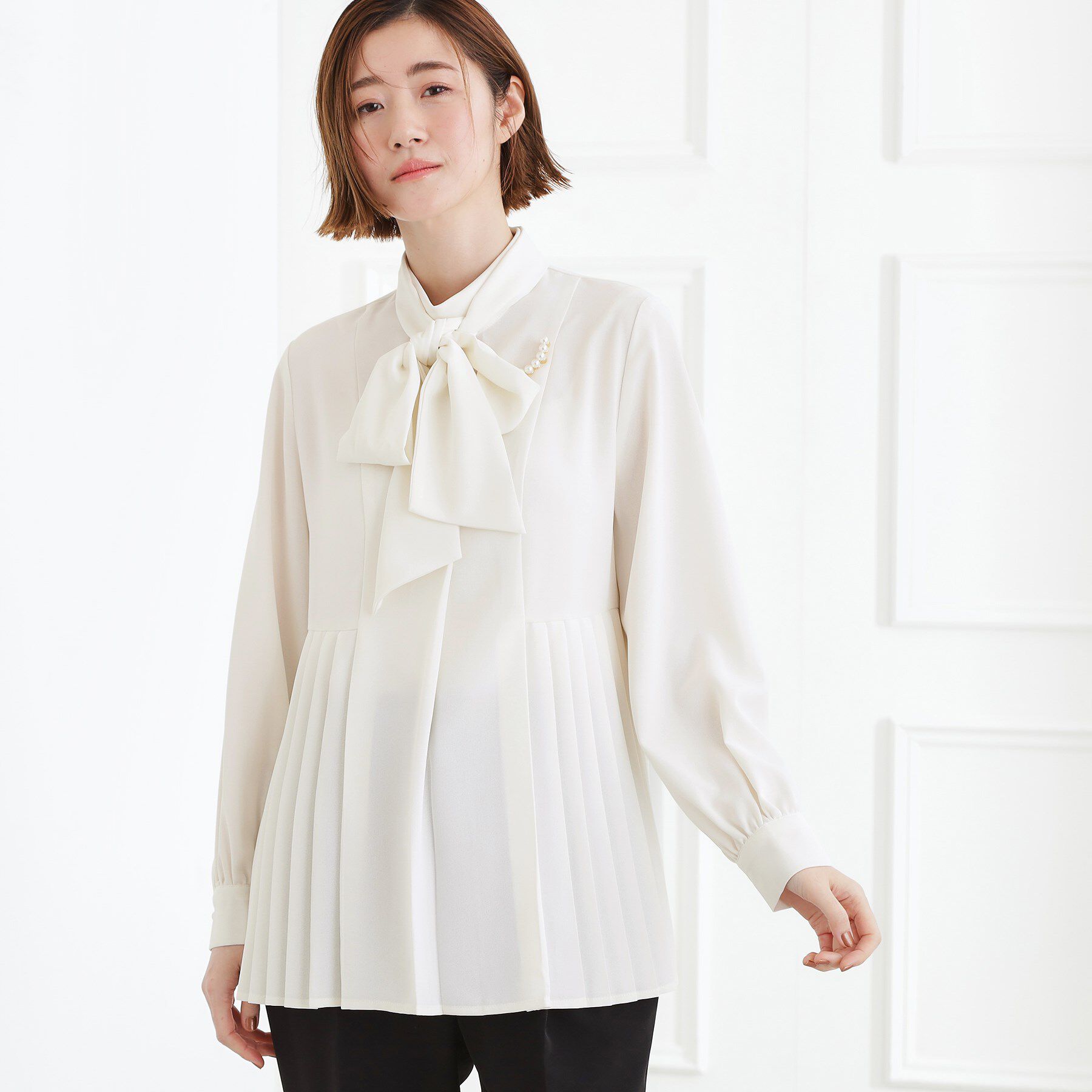 grove「【マシンウォッシュ/防シワ/UVカット】裾プリーツ取り外しボウタイブラウス」|シャツ・ブラウス|オフホワイト(003
