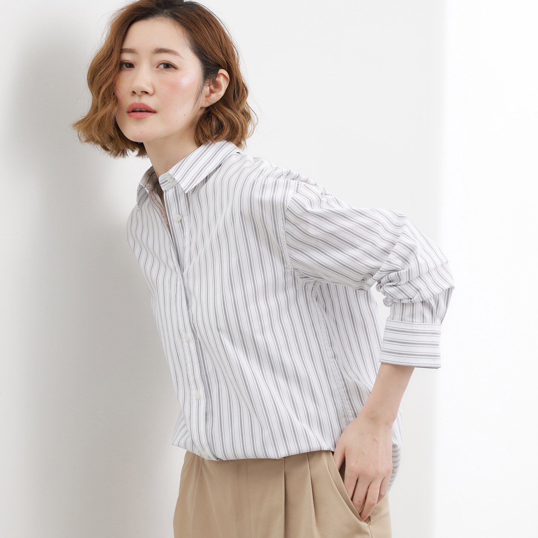 grove「【貴島明日香さん着用】一度着たら手放せない、驚きの伸びを備えたコットンナイロンストレッチシャツ」|シャツ・ブラウス|グレー&times;オフ(312