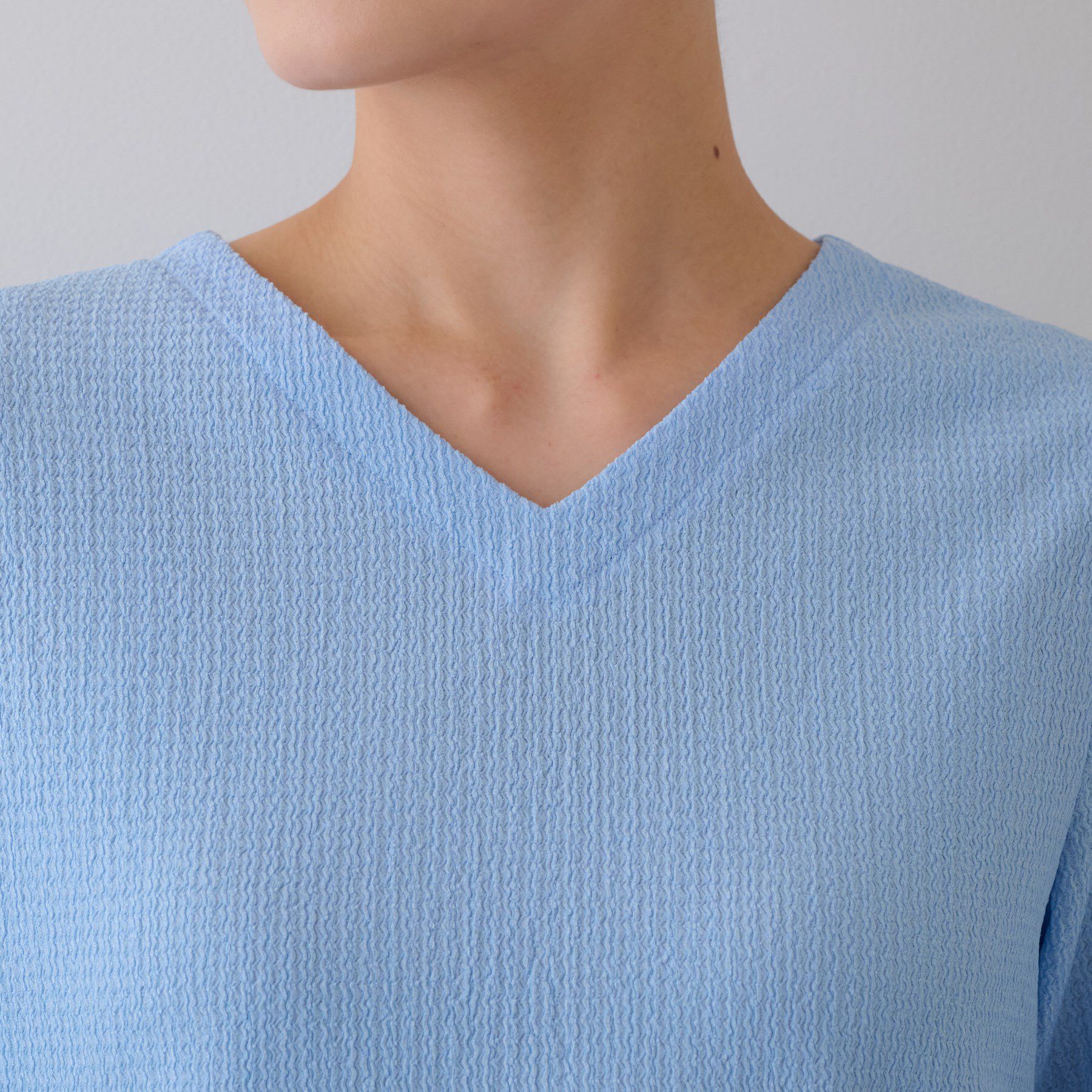 INDIVI「【洗える／凹凸素材】Vネックカットソートップス」|Tシャツ・カットソー|