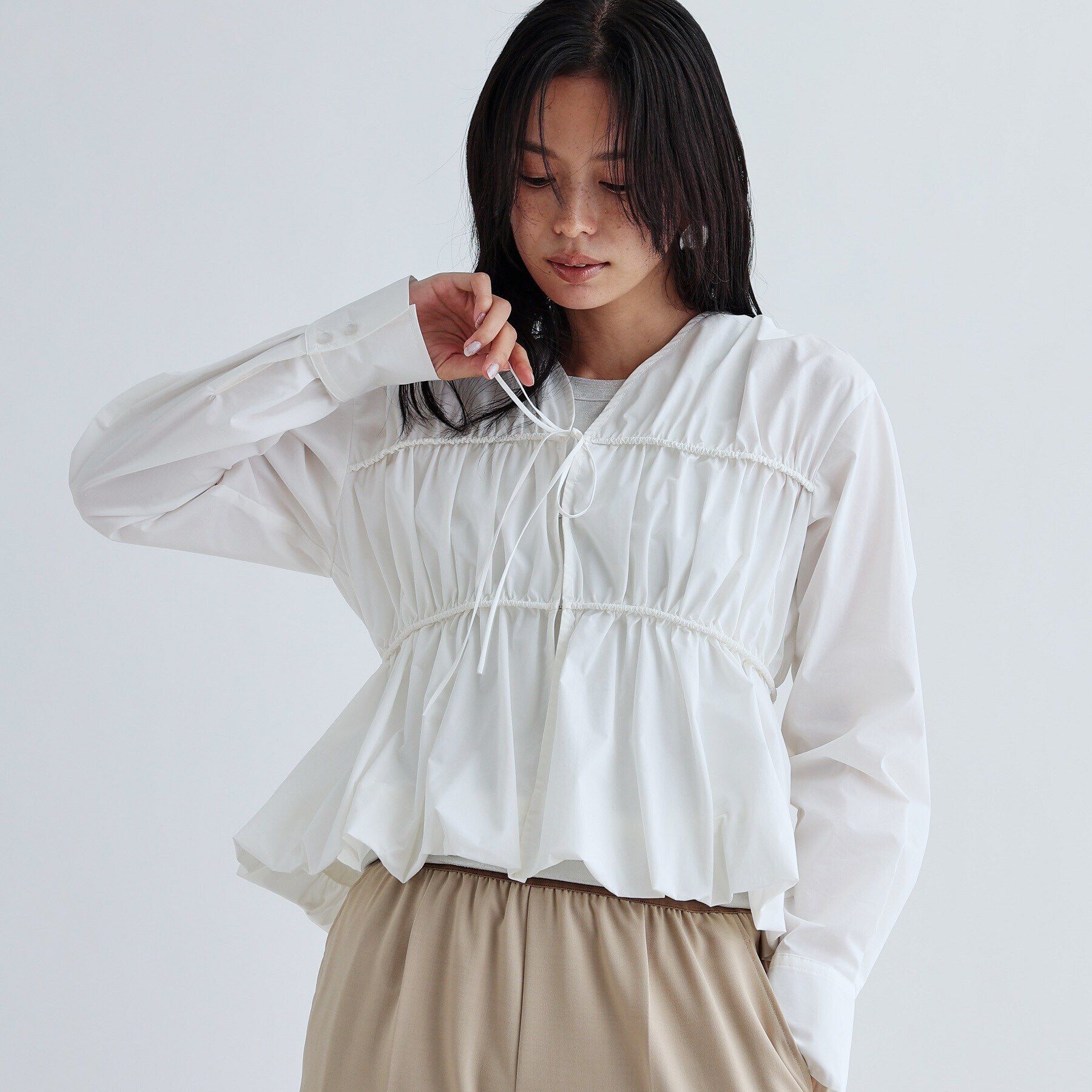 GALLEST「シャーリングギャザーブラウス【フロントボタン/前開き】」|シャツ・ブラウス|